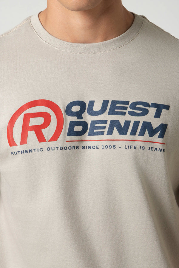 CAMISETA ESPECIAL ESTAMPADO LOCALIZADO COLOR WHITECAP GRAY