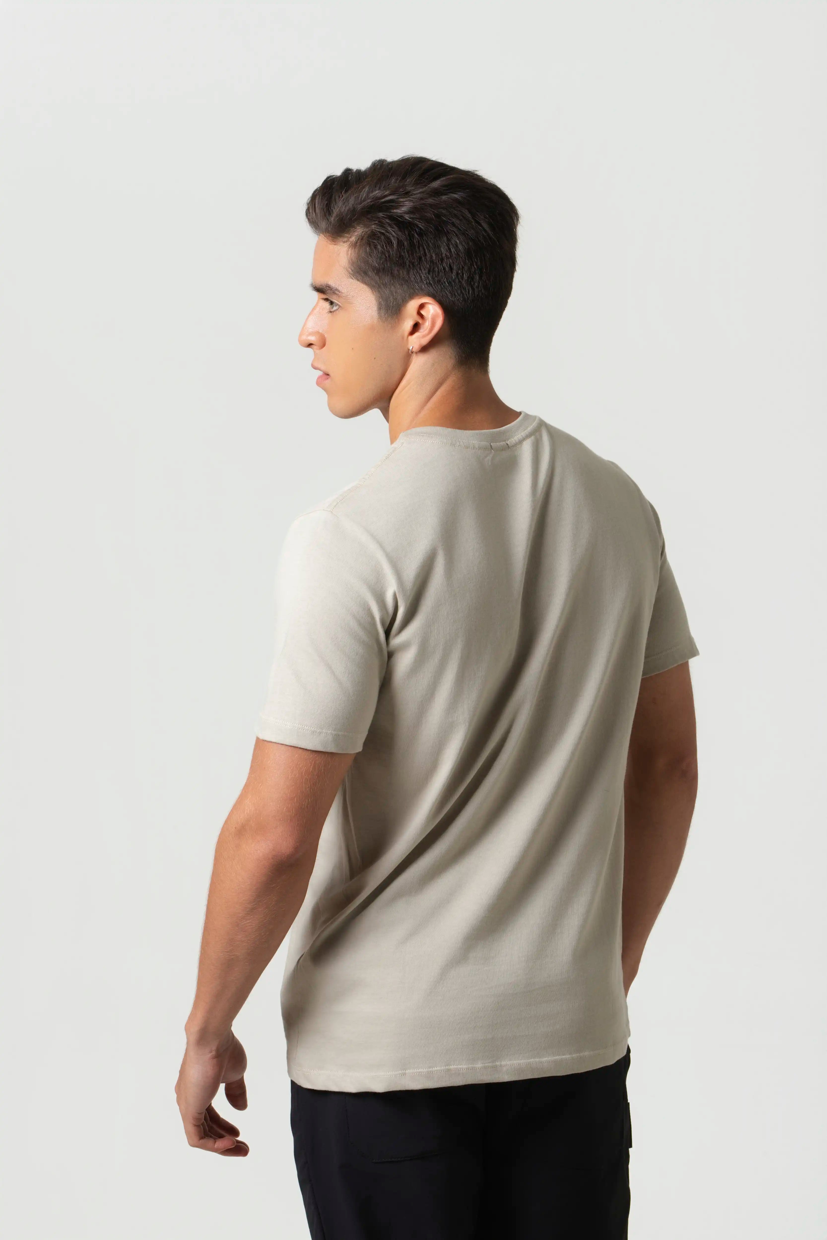 CAMISETA ESPECIAL ESTAMPADO LOCALIZADO COLOR WHITECAP GRAY