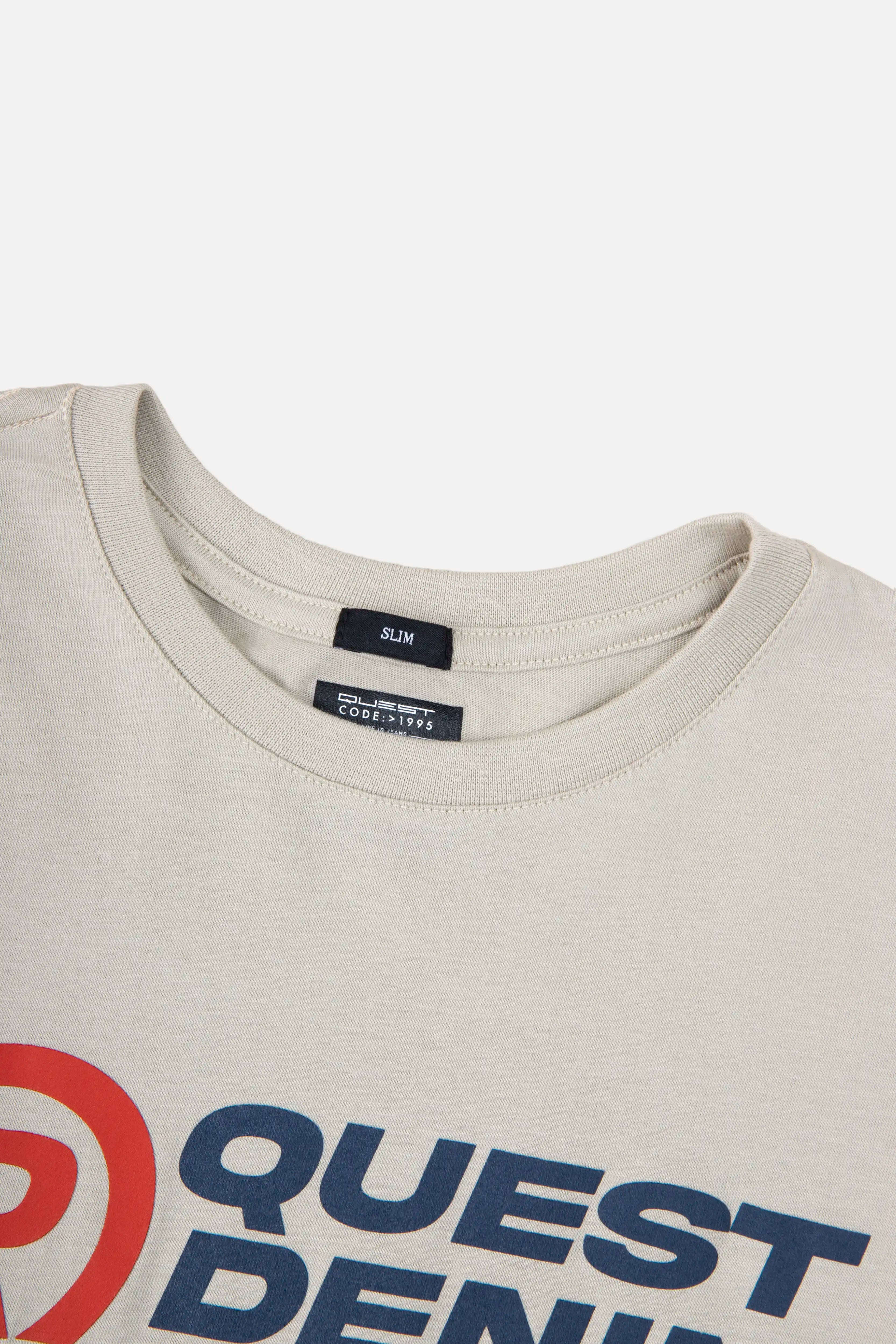 CAMISETA ESPECIAL ESTAMPADO LOCALIZADO COLOR WHITECAP GRAY