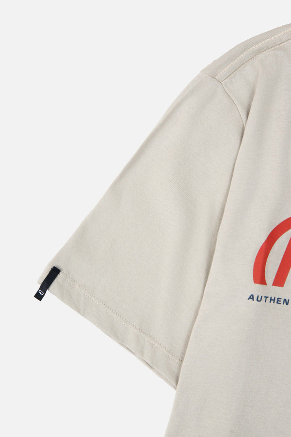 CAMISETA ESPECIAL ESTAMPADO LOCALIZADO COLOR WHITECAP GRAY