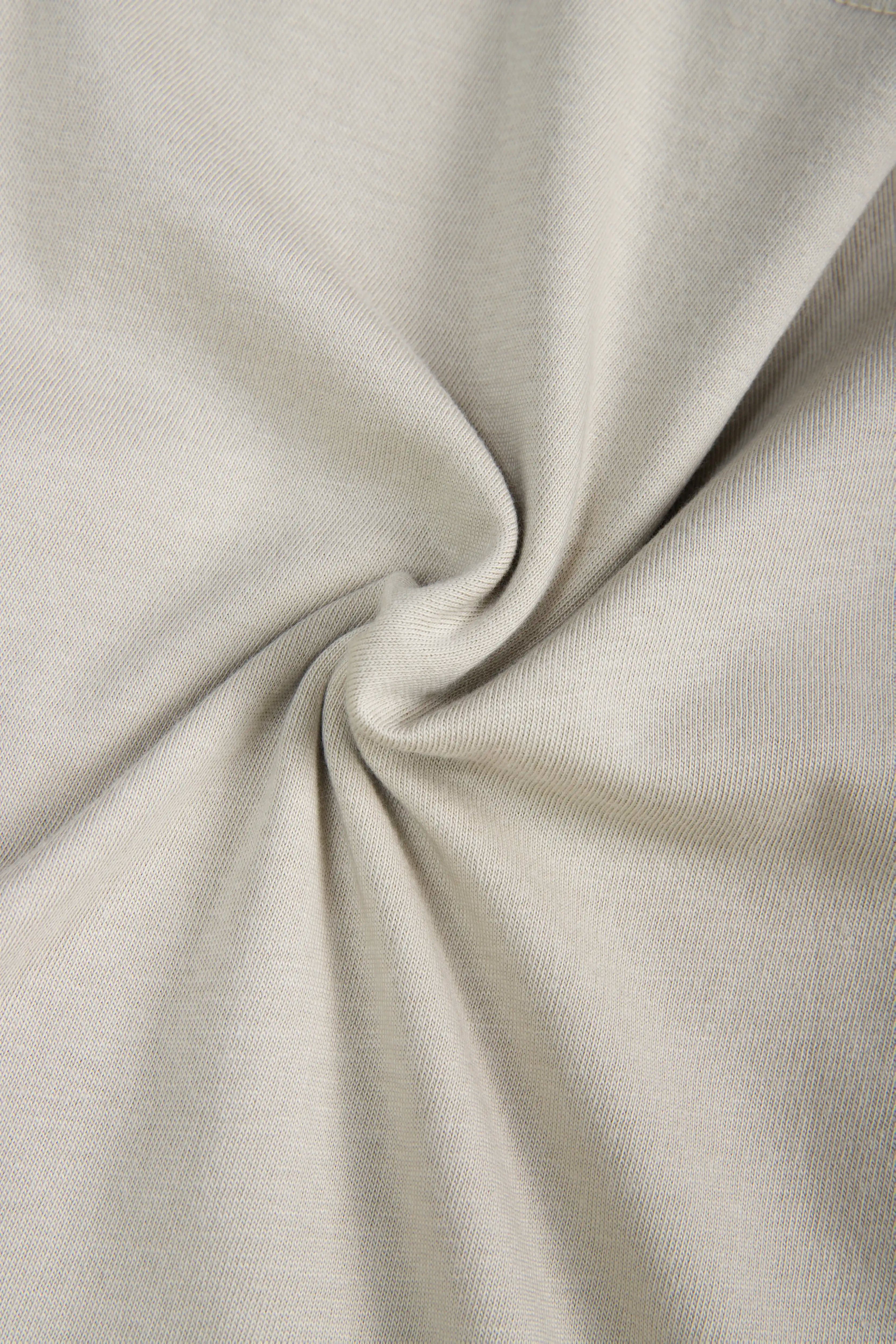 CAMISETA ESPECIAL ESTAMPADO LOCALIZADO COLOR WHITECAP GRAY