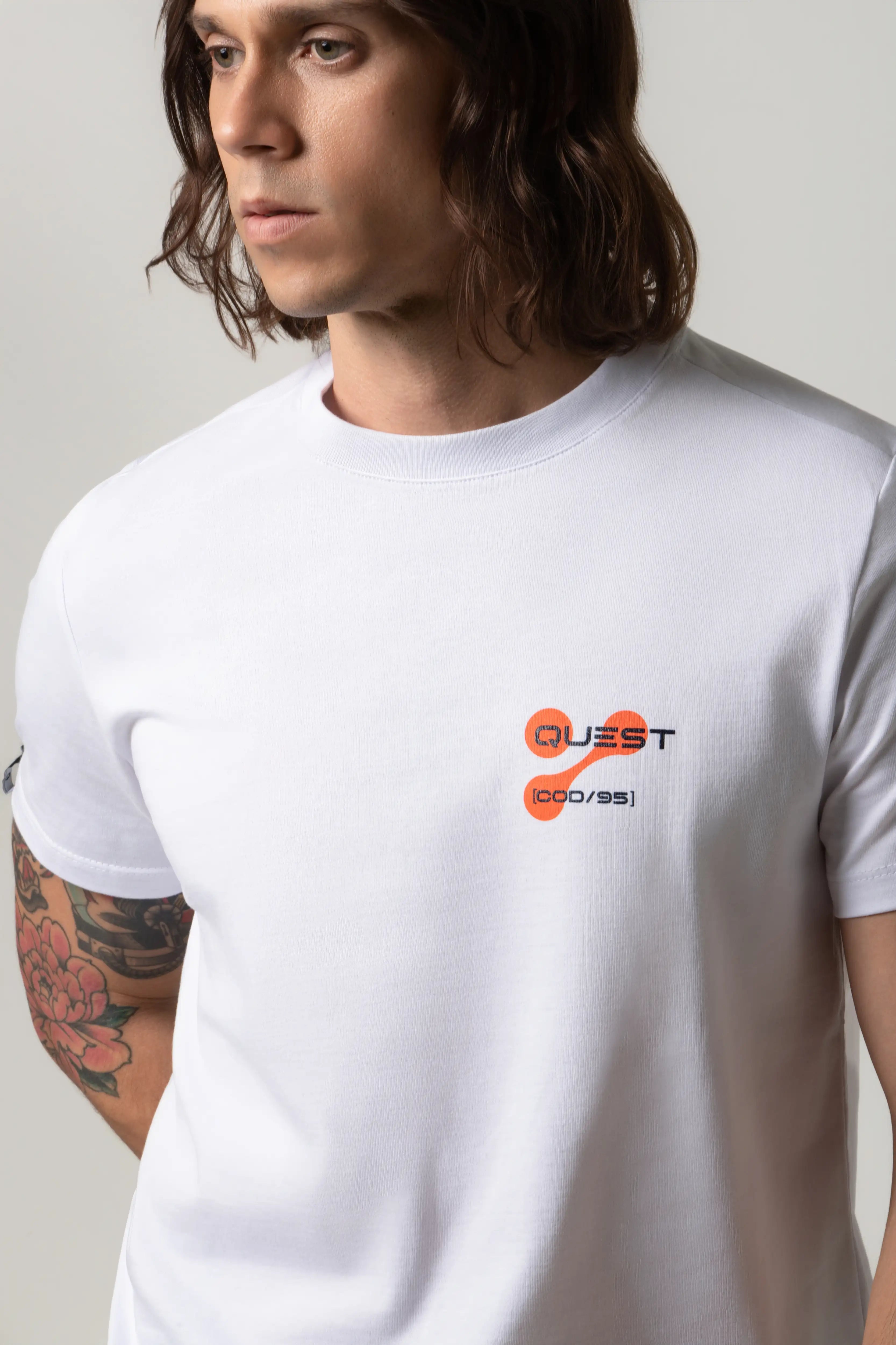 CAMISETA ESPECIAL ESTAMPADO LOCALIZADO COLOR BLANCO OPTICO