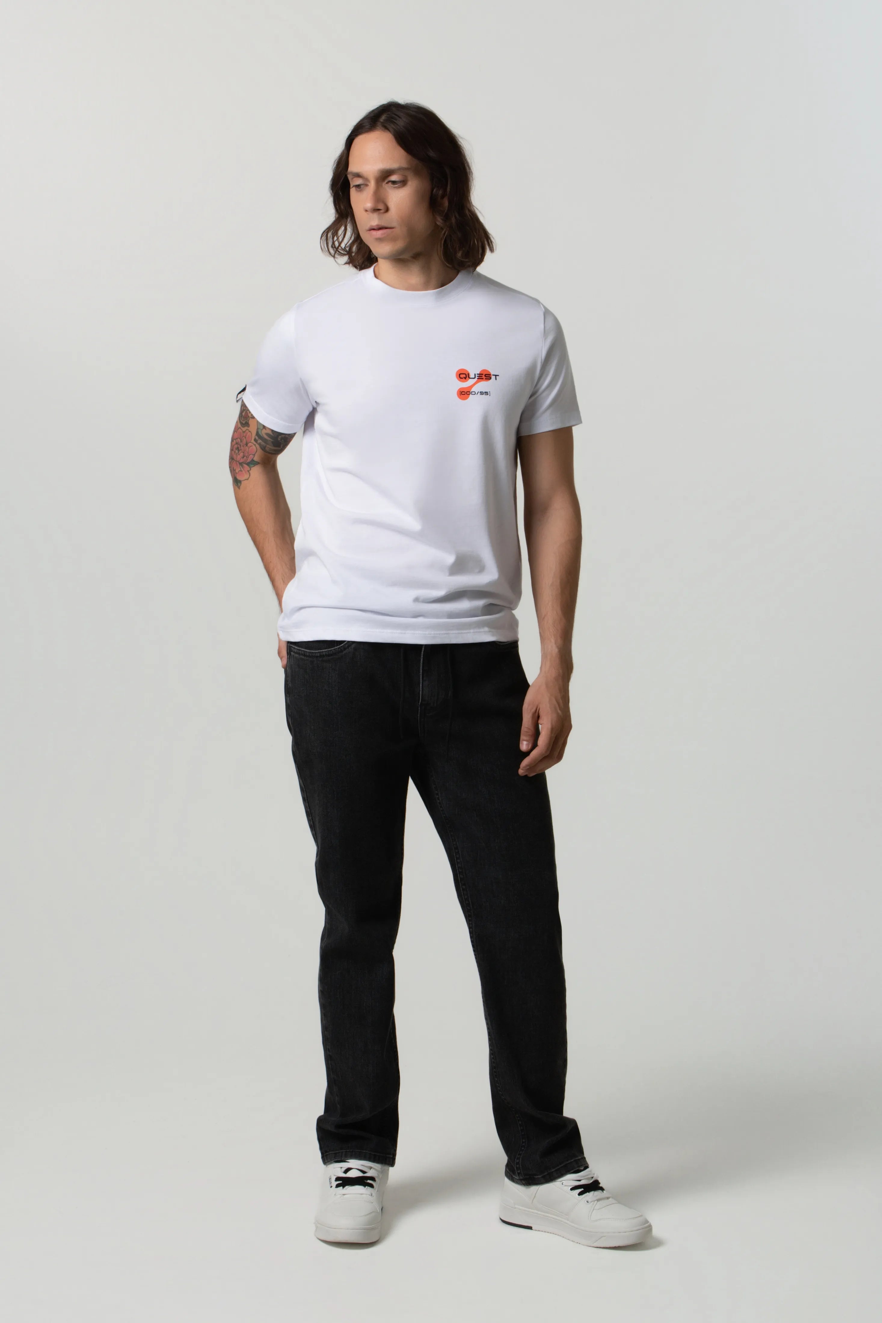 CAMISETA ESPECIAL ESTAMPADO LOCALIZADO COLOR BLANCO OPTICO