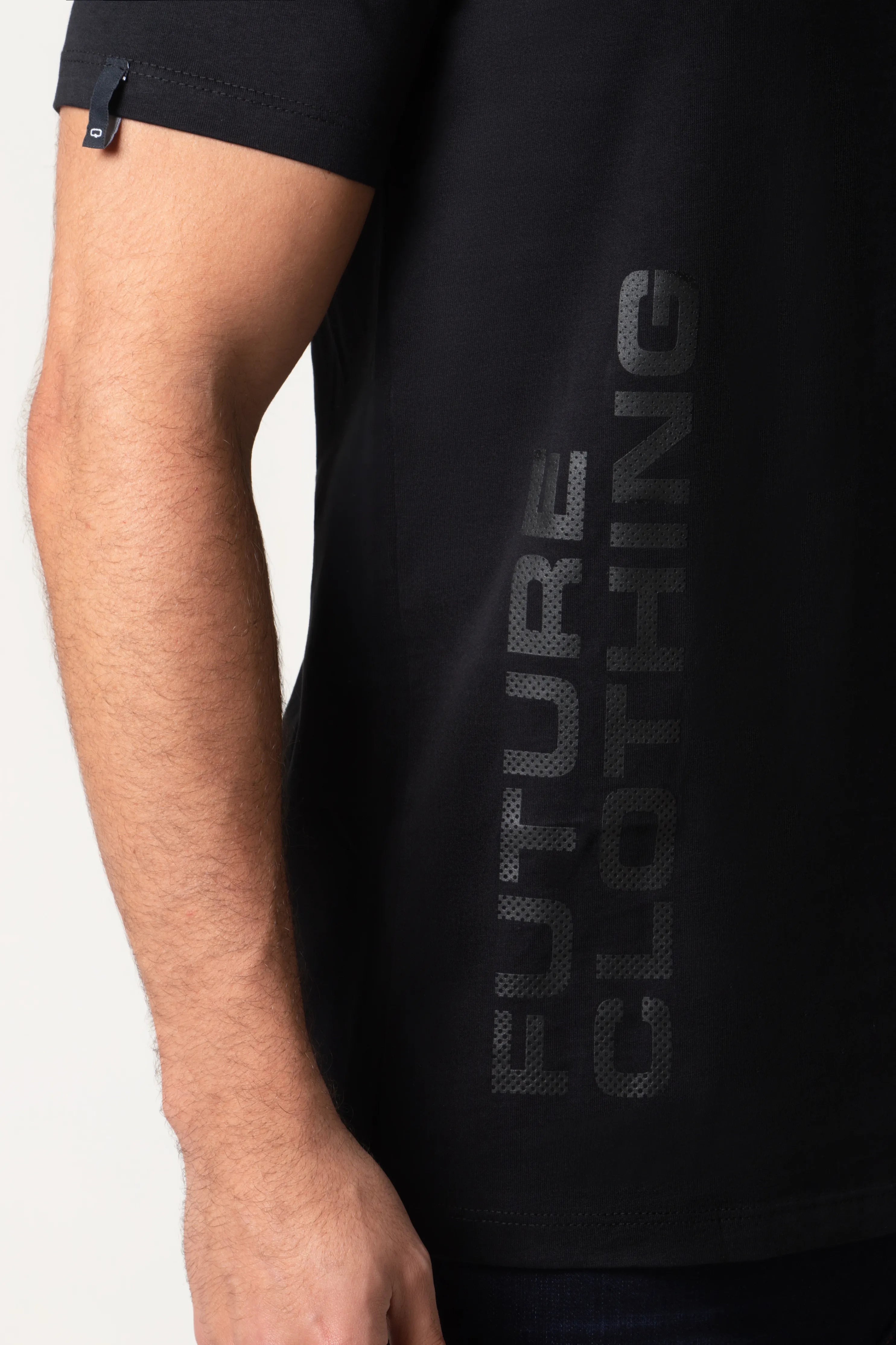 CAMISETA ESPECIAL ESTAMPADO LOCALIZADO COLOR NEGRO