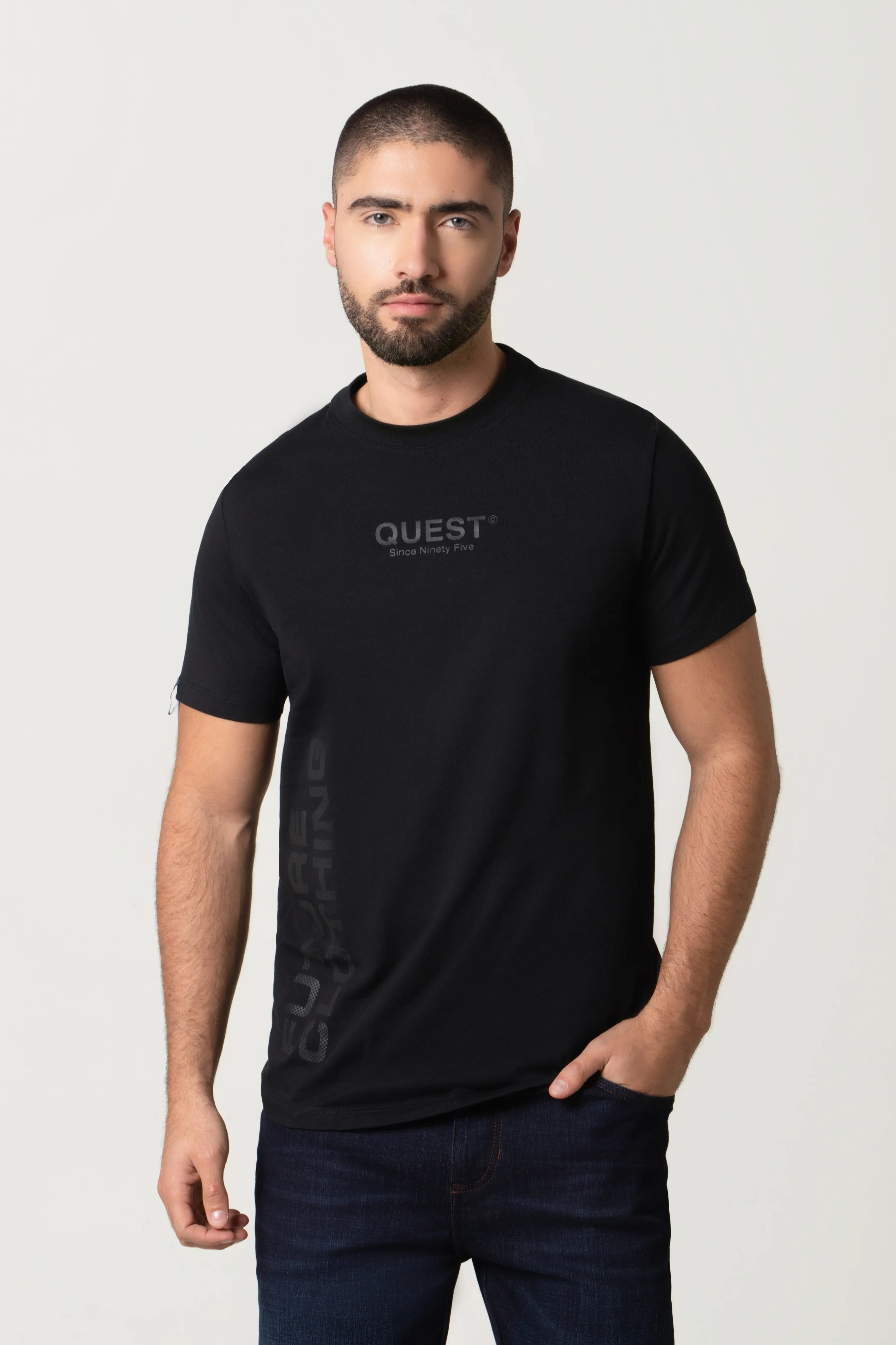 CAMISETA ESPECIAL ESTAMPADO LOCALIZADO COLOR NEGRO