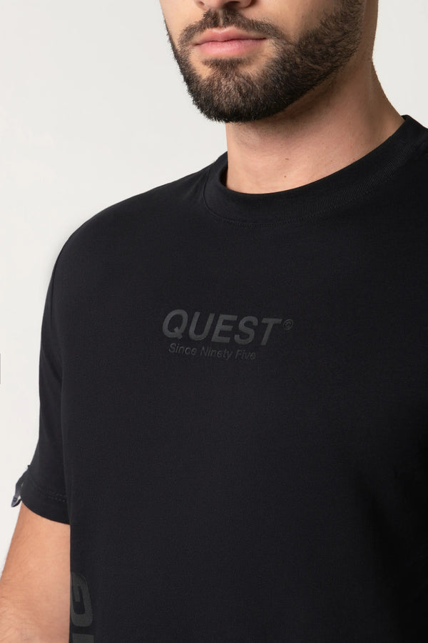 CAMISETA ESPECIAL ESTAMPADO LOCALIZADO COLOR NEGRO