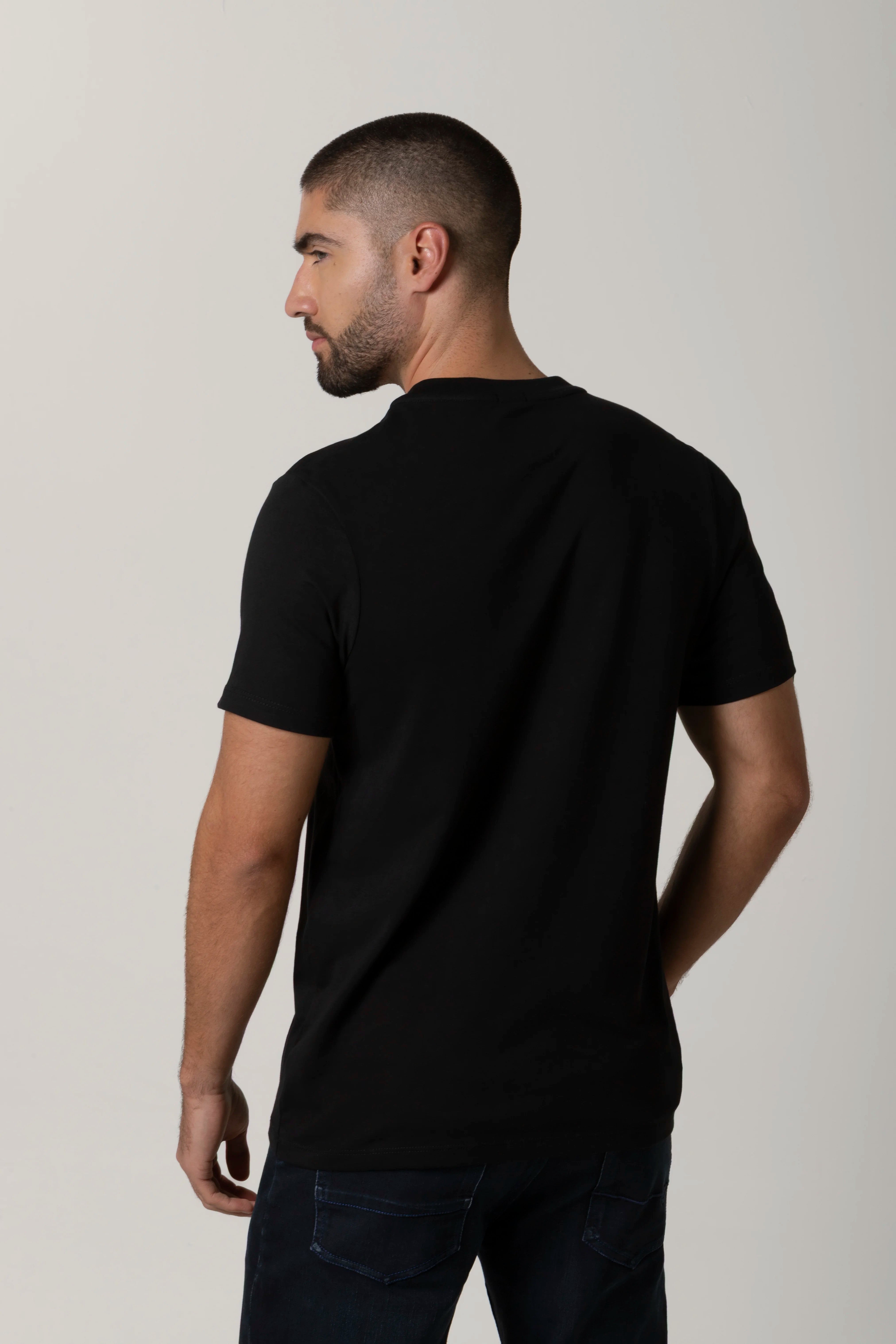 CAMISETA ESPECIAL ESTAMPADO LOCALIZADO COLOR NEGRO