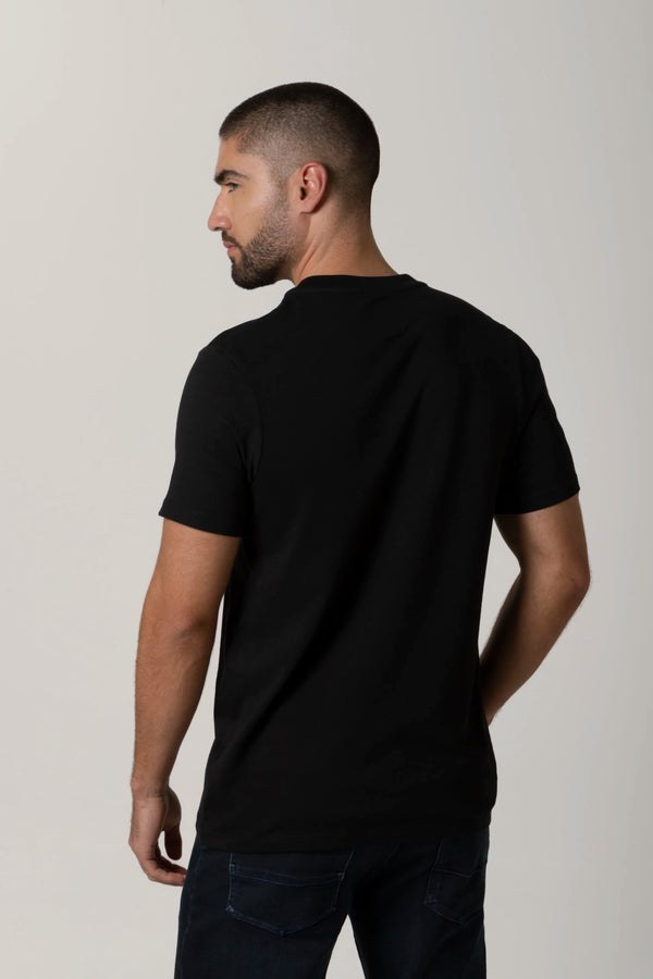 CAMISETA ESPECIAL ESTAMPADO LOCALIZADO COLOR NEGRO