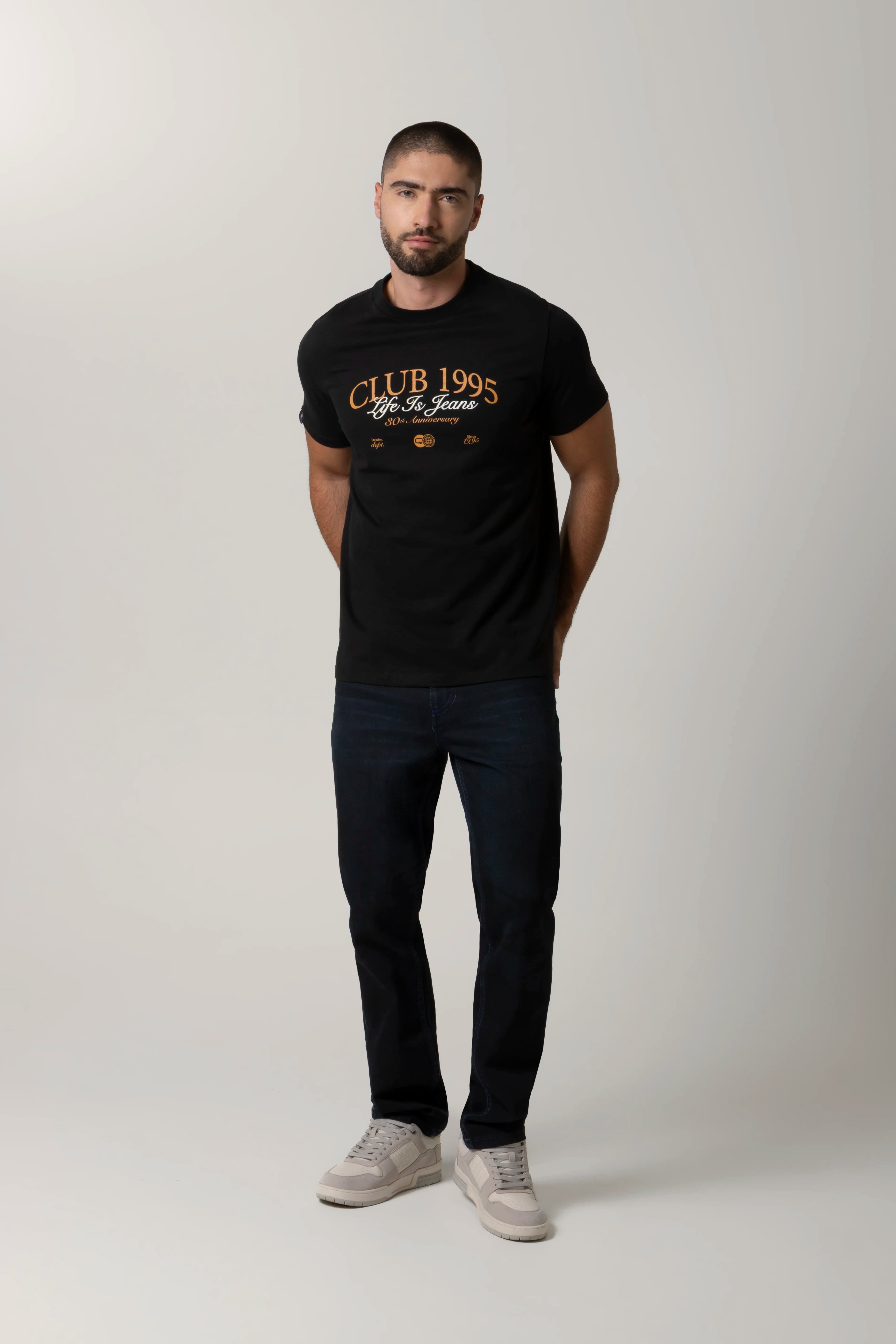 CAMISETA ESPECIAL ESTAMPADO LOCALIZADO COLOR NEGRO