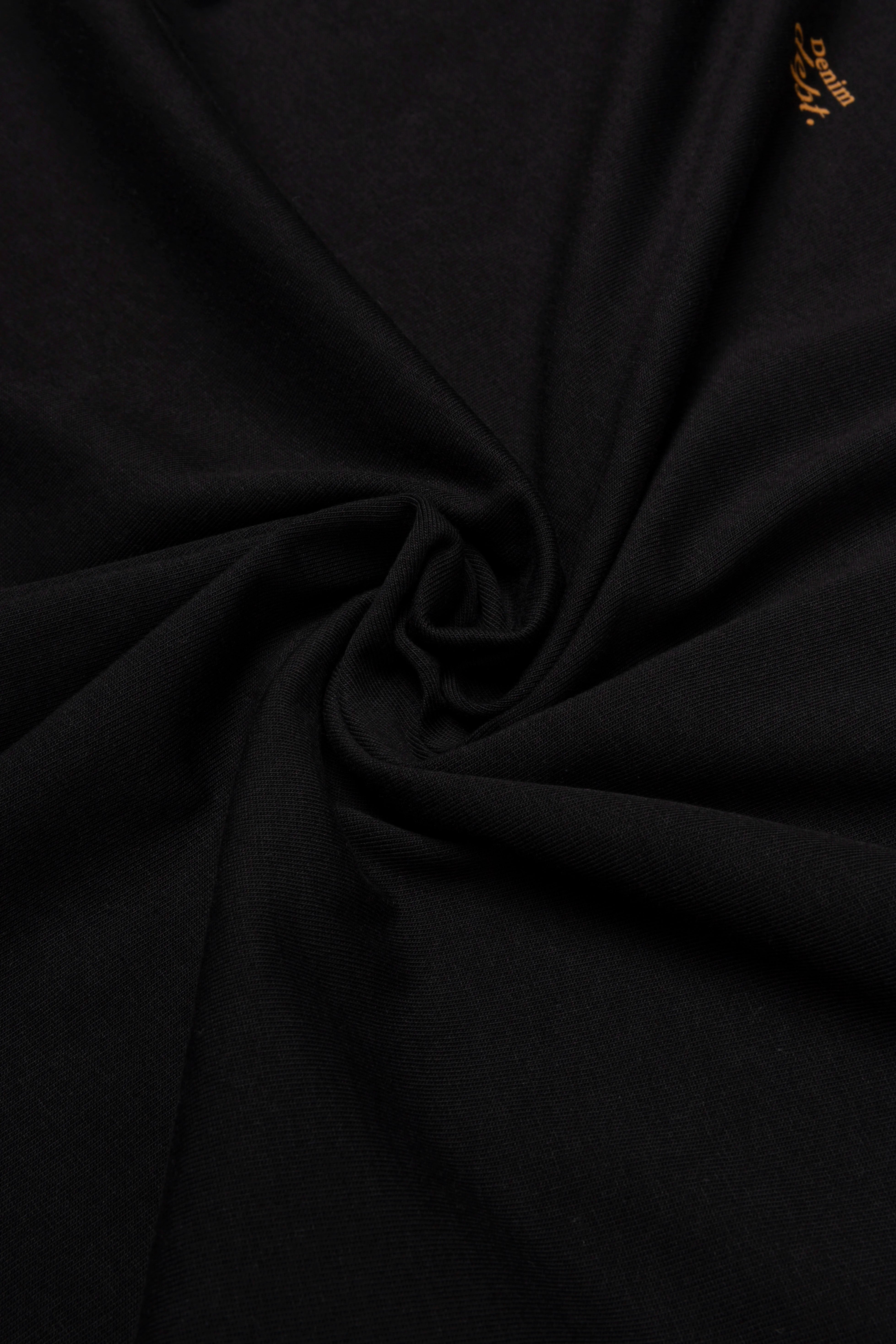 CAMISETA ESPECIAL ESTAMPADO LOCALIZADO COLOR NEGRO