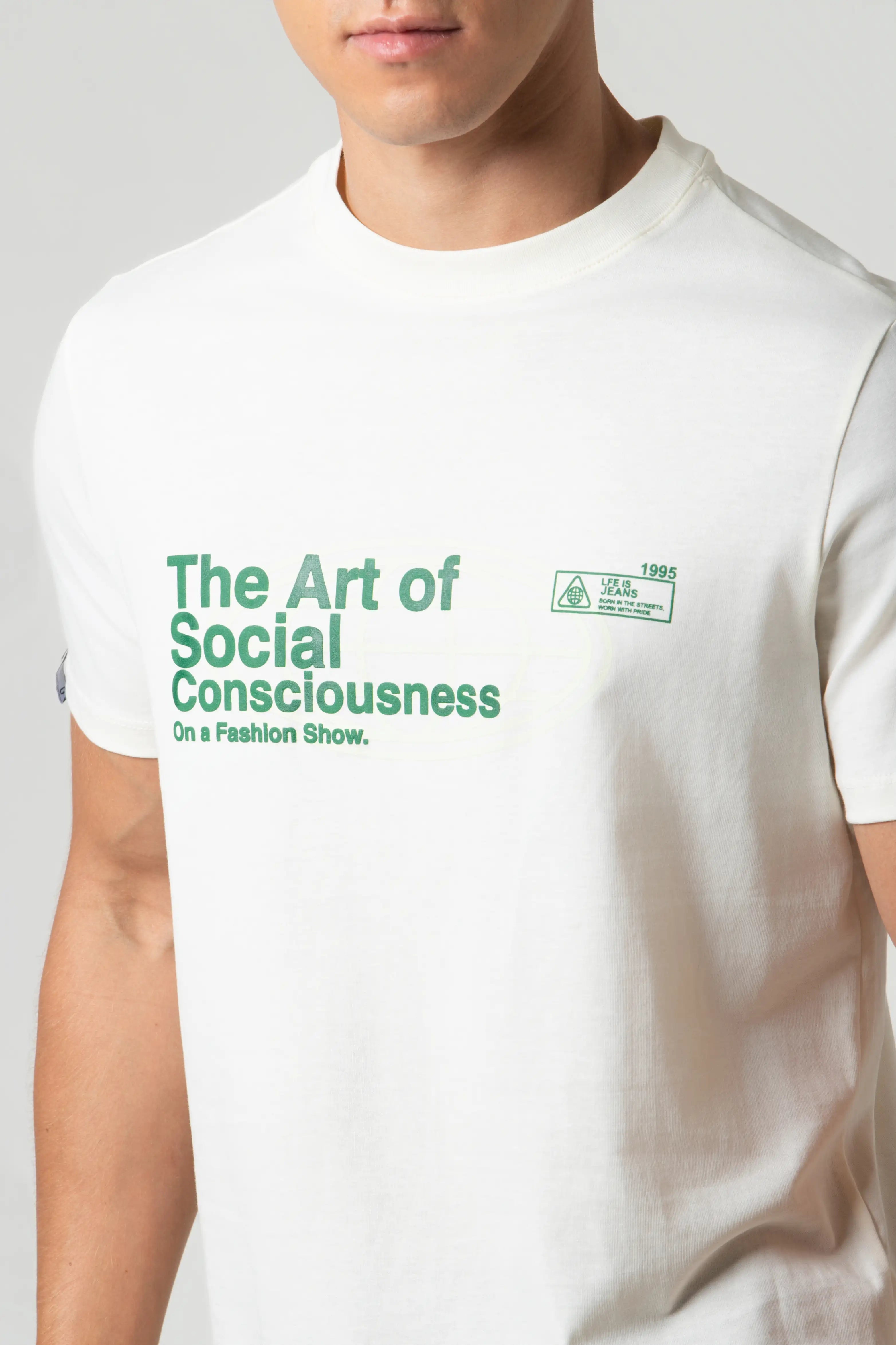 CAMISETA ESPECIAL ESTAMPADO LOCALIZADO COLOR IVORY