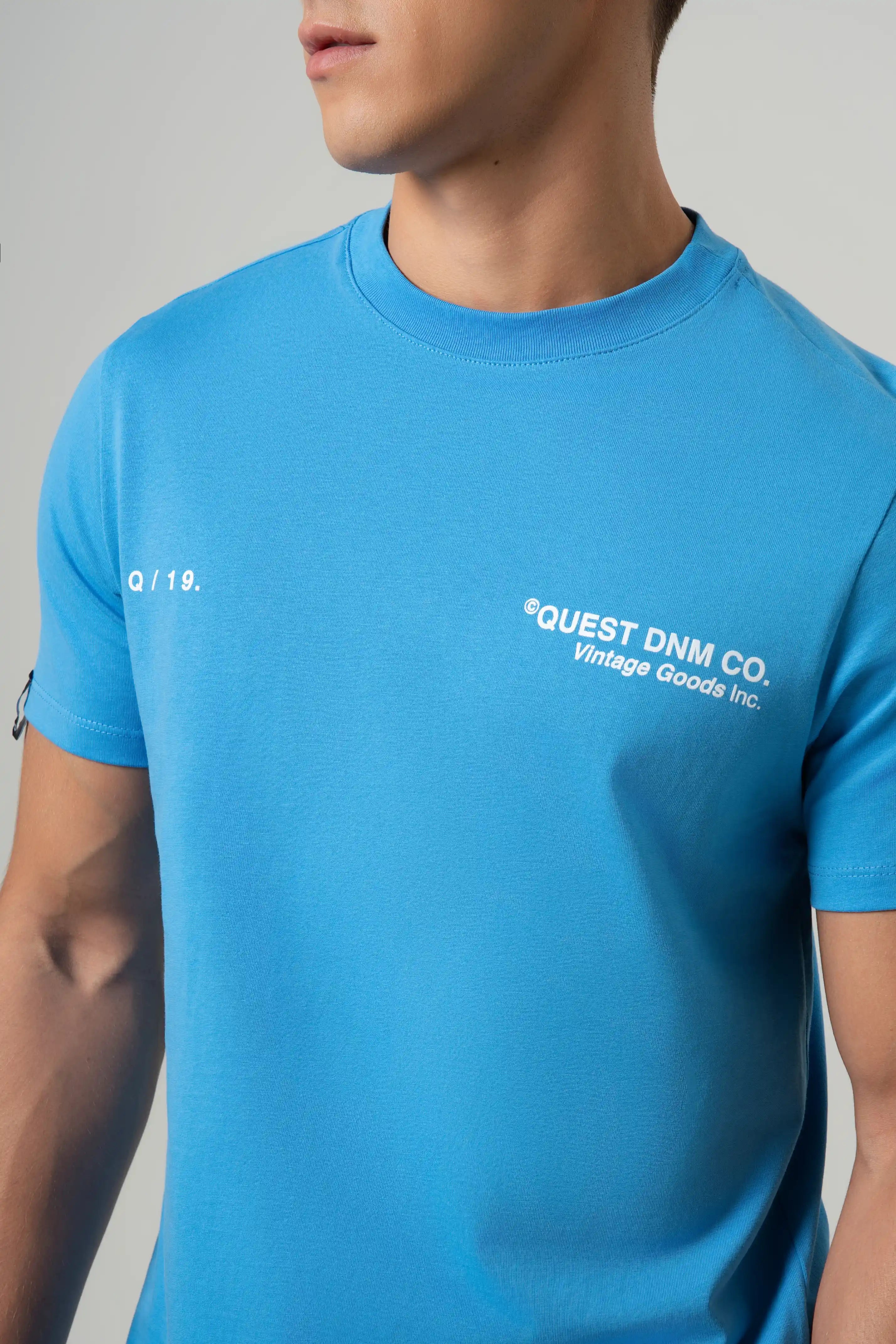 CAMISETA ESPECIAL ESTAMPADO LOCALIZADO COLOR AZUL REY