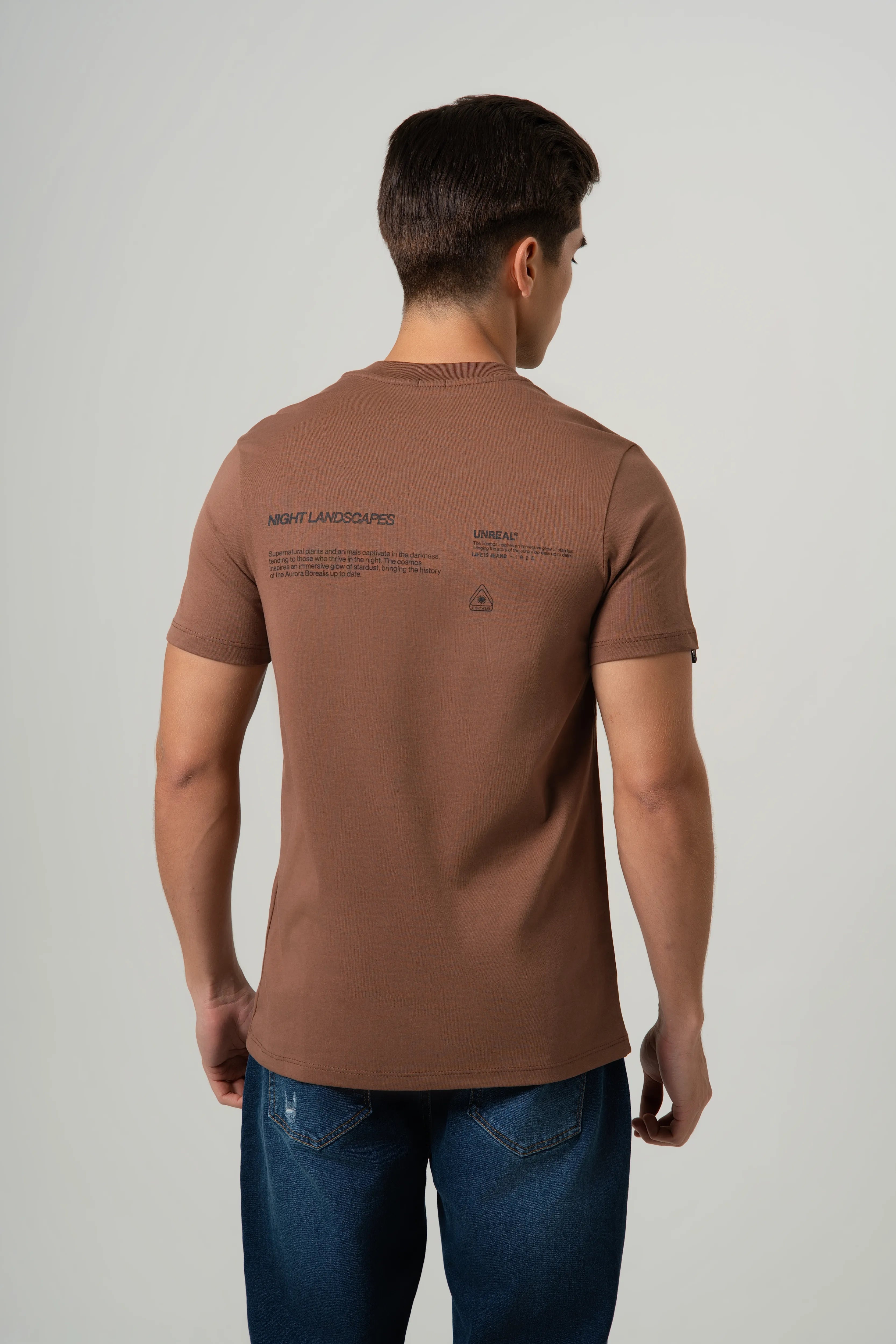 CAMISETA ESPECIAL ESTAMPADO LOCALIZADO COLOR BRUNETTE