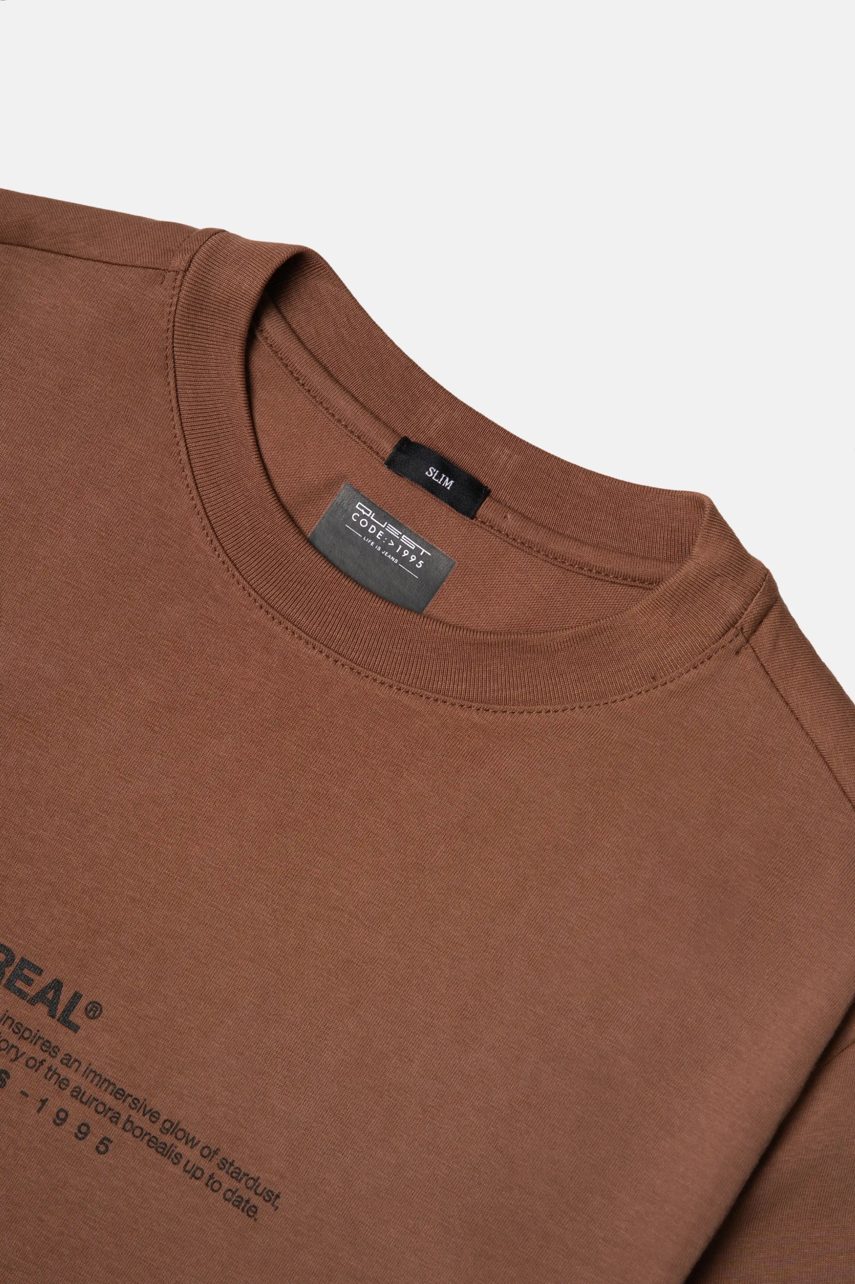 CAMISETA ESPECIAL ESTAMPADO LOCALIZADO COLOR BRUNETTE