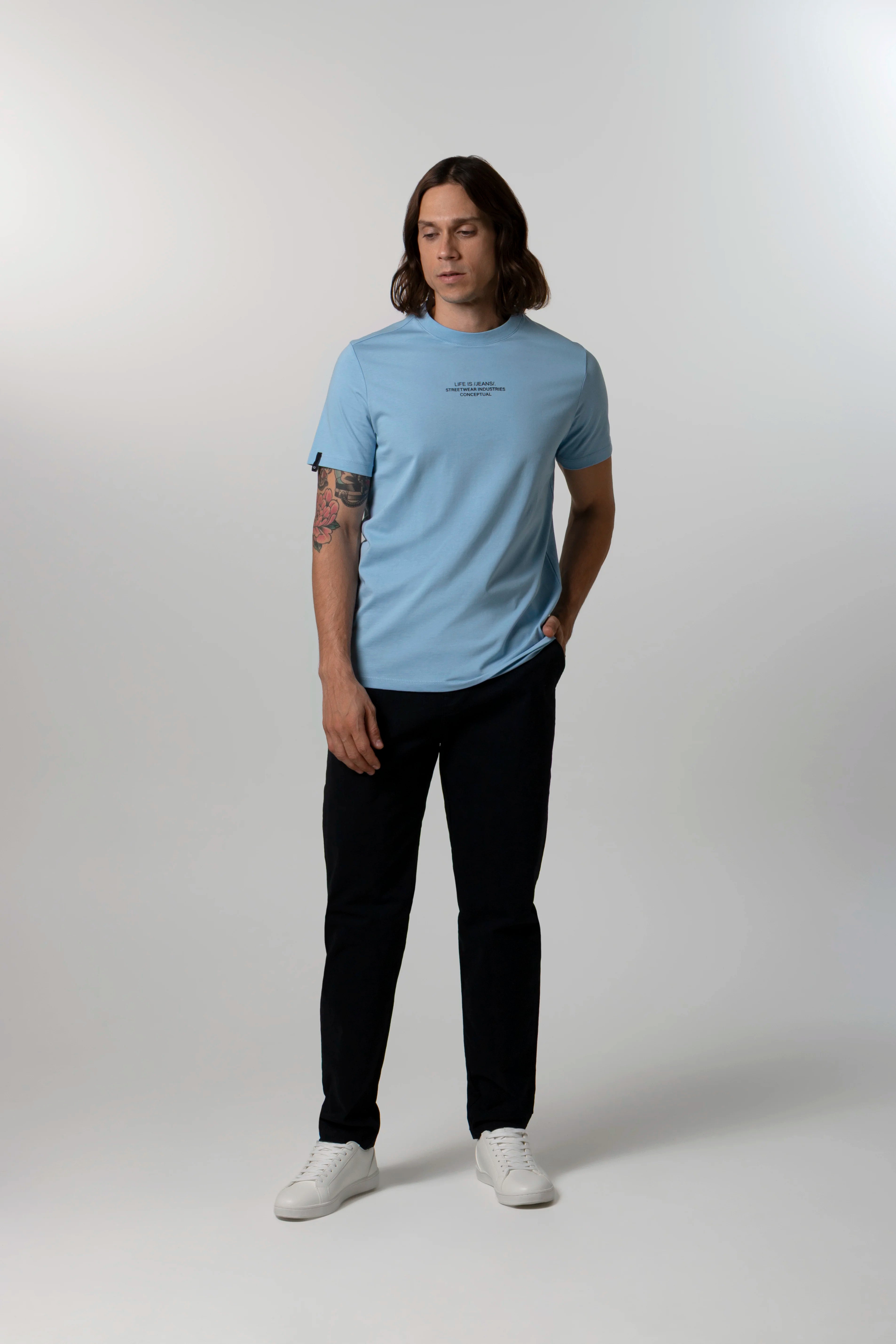 CAMISETA ESPECIAL ESTAMPADO LOCALIZADO COLOR AZUL MEDIO EMPOLVADO