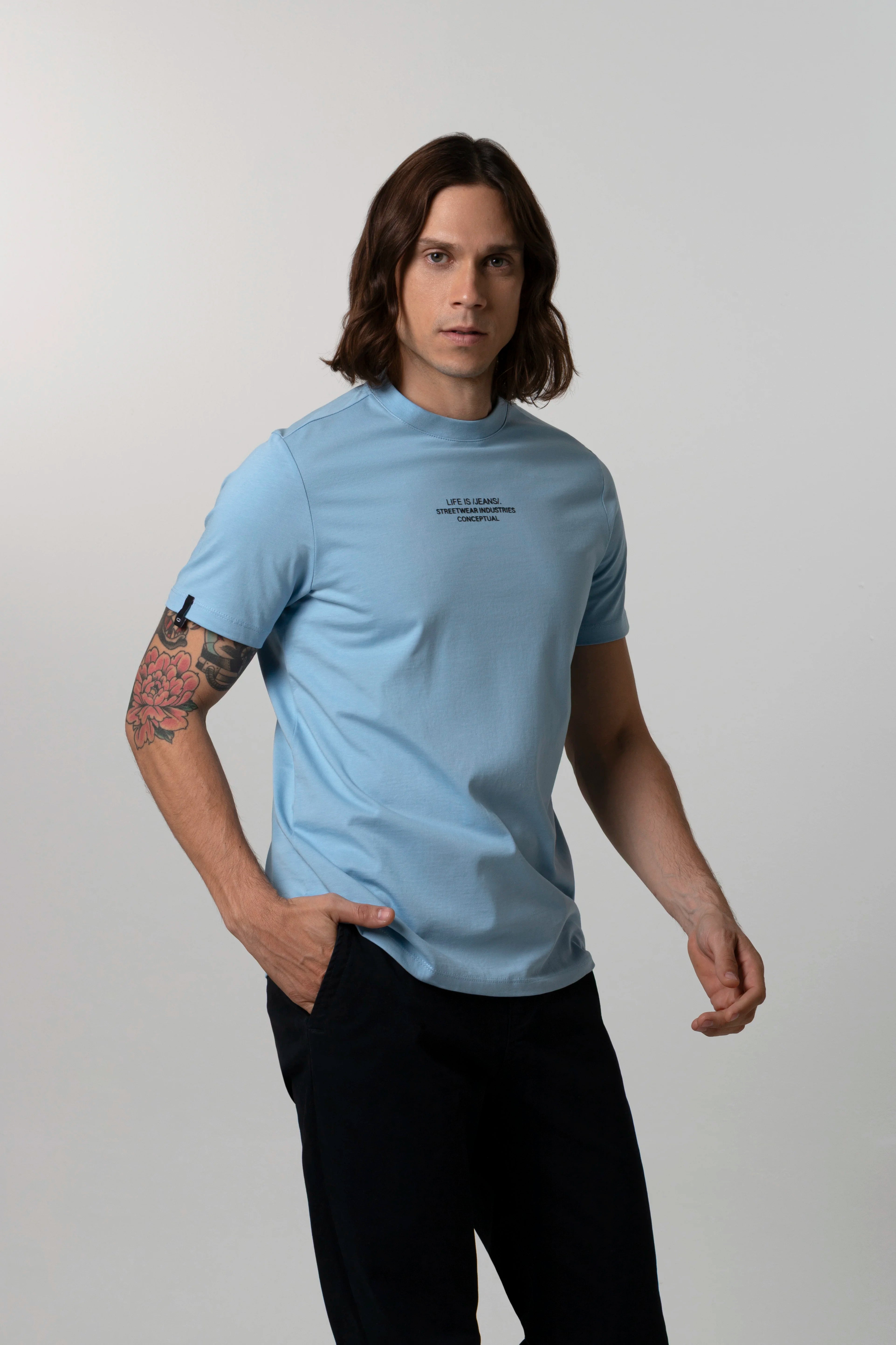 CAMISETA ESPECIAL ESTAMPADO LOCALIZADO COLOR AZUL MEDIO EMPOLVADO