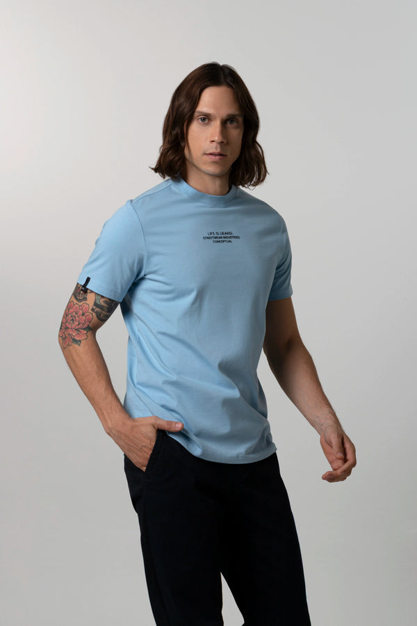 CAMISETA ESPECIAL ESTAMPADO LOCALIZADO COLOR AZUL MEDIO EMPOLVADO