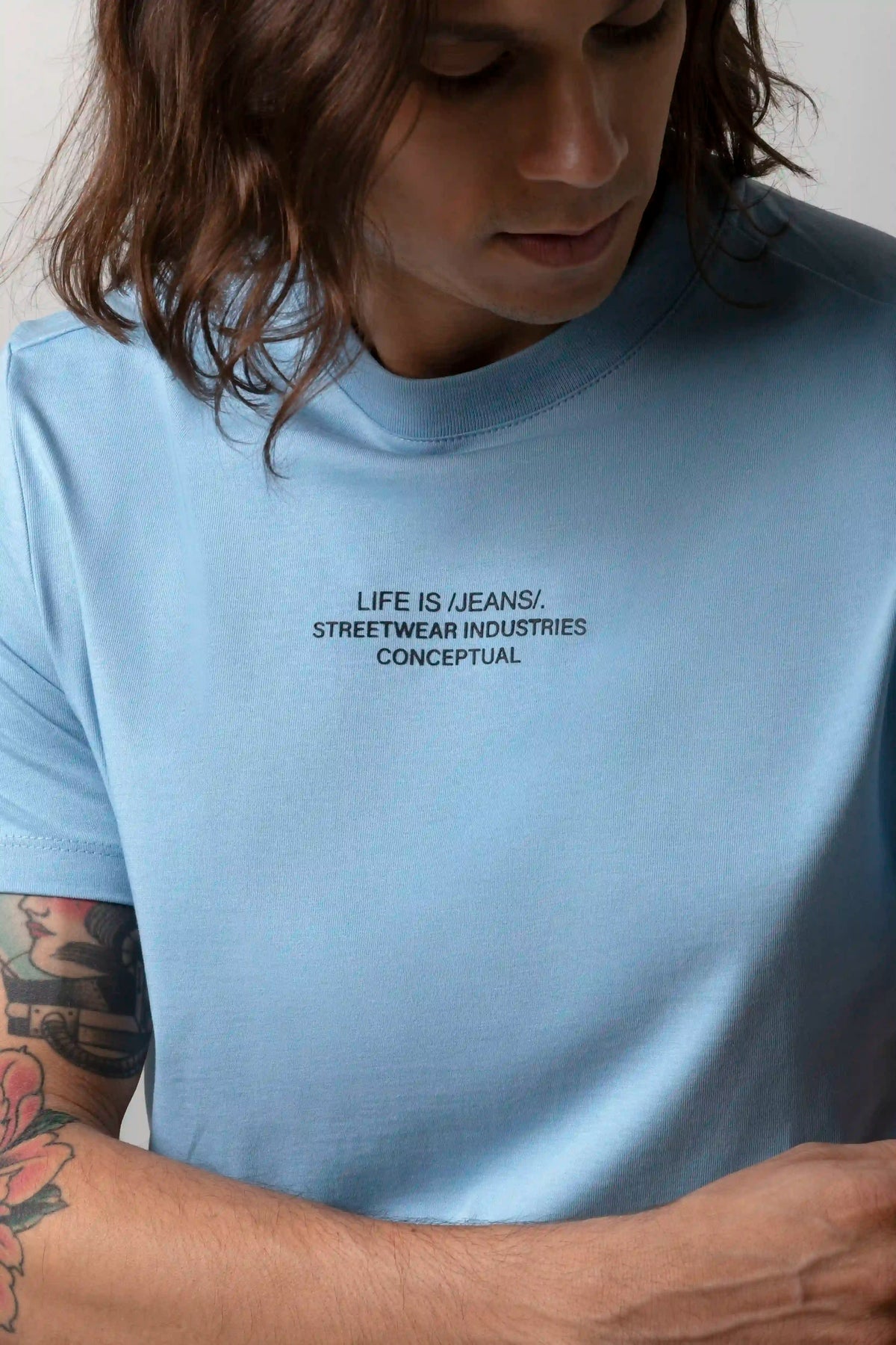 CAMISETA ESPECIAL ESTAMPADO LOCALIZADO COLOR AZUL MEDIO EMPOLVADO
