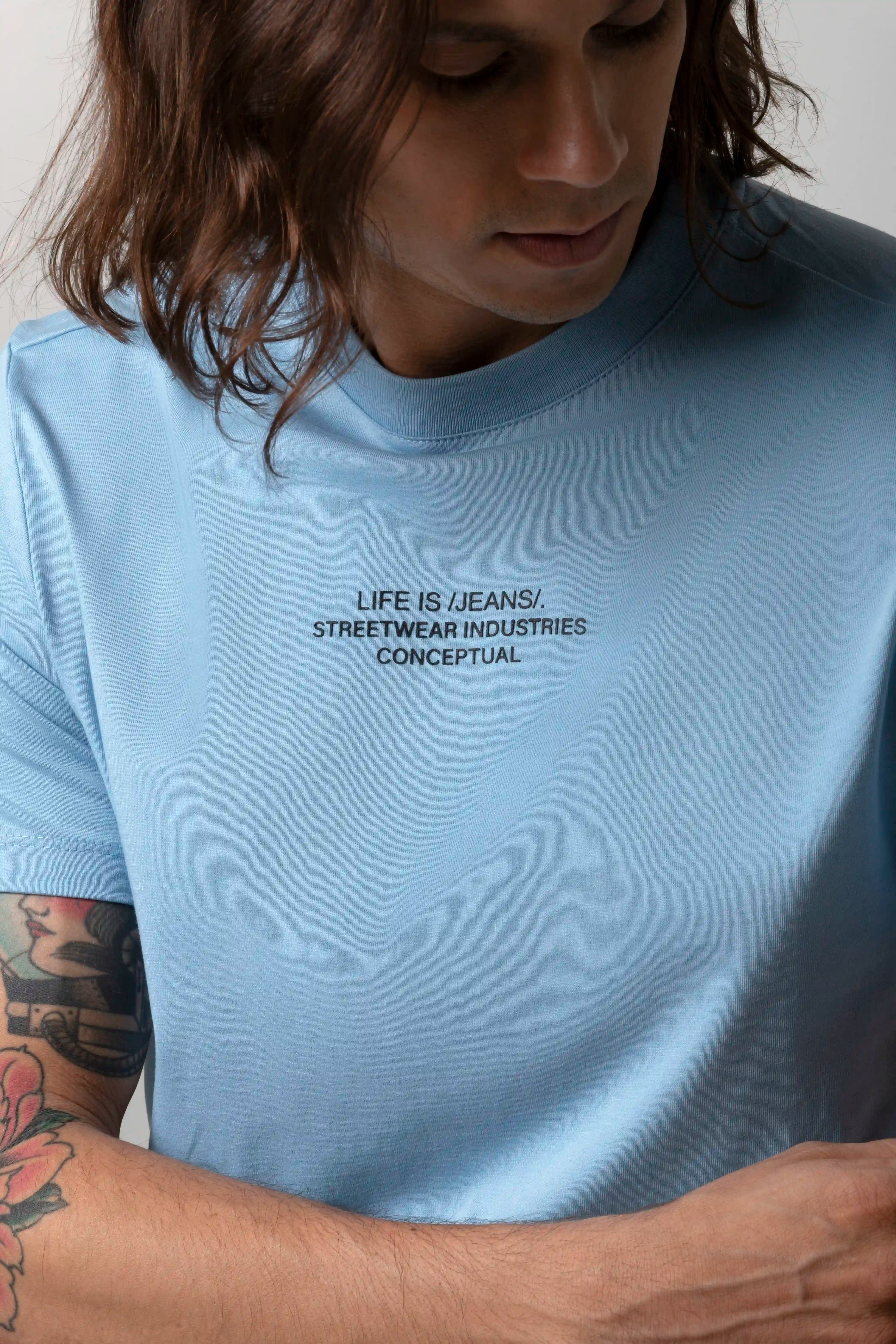 CAMISETA ESPECIAL ESTAMPADO LOCALIZADO COLOR AZUL MEDIO EMPOLVADO