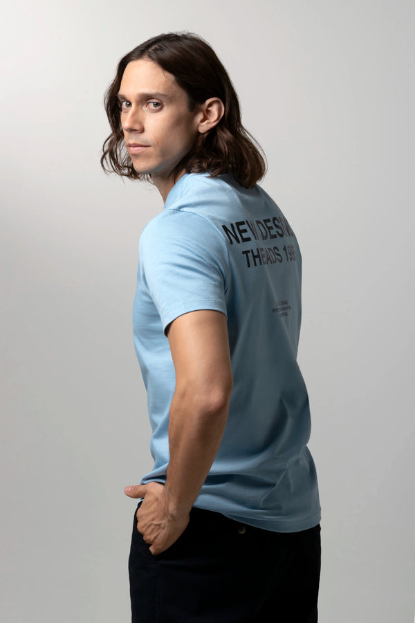 CAMISETA ESPECIAL ESTAMPADO LOCALIZADO COLOR AZUL MEDIO EMPOLVADO