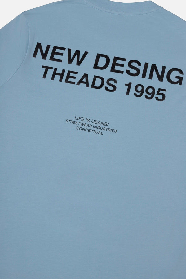 CAMISETA ESPECIAL ESTAMPADO LOCALIZADO COLOR AZUL MEDIO EMPOLVADO