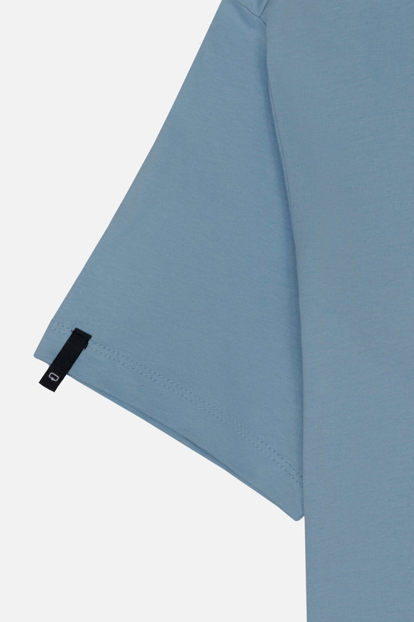 CAMISETA ESPECIAL ESTAMPADO LOCALIZADO COLOR AZUL MEDIO EMPOLVADO