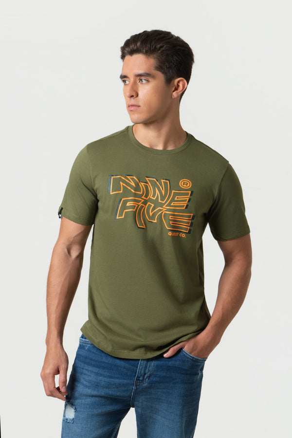 CAMISETA ESPECIAL ESTAMPADO LOCALIZADO COLOR DARK OLIVA