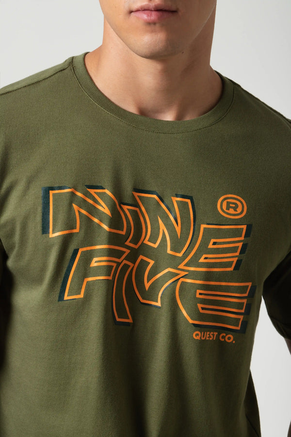 CAMISETA ESPECIAL ESTAMPADO LOCALIZADO COLOR DARK OLIVA