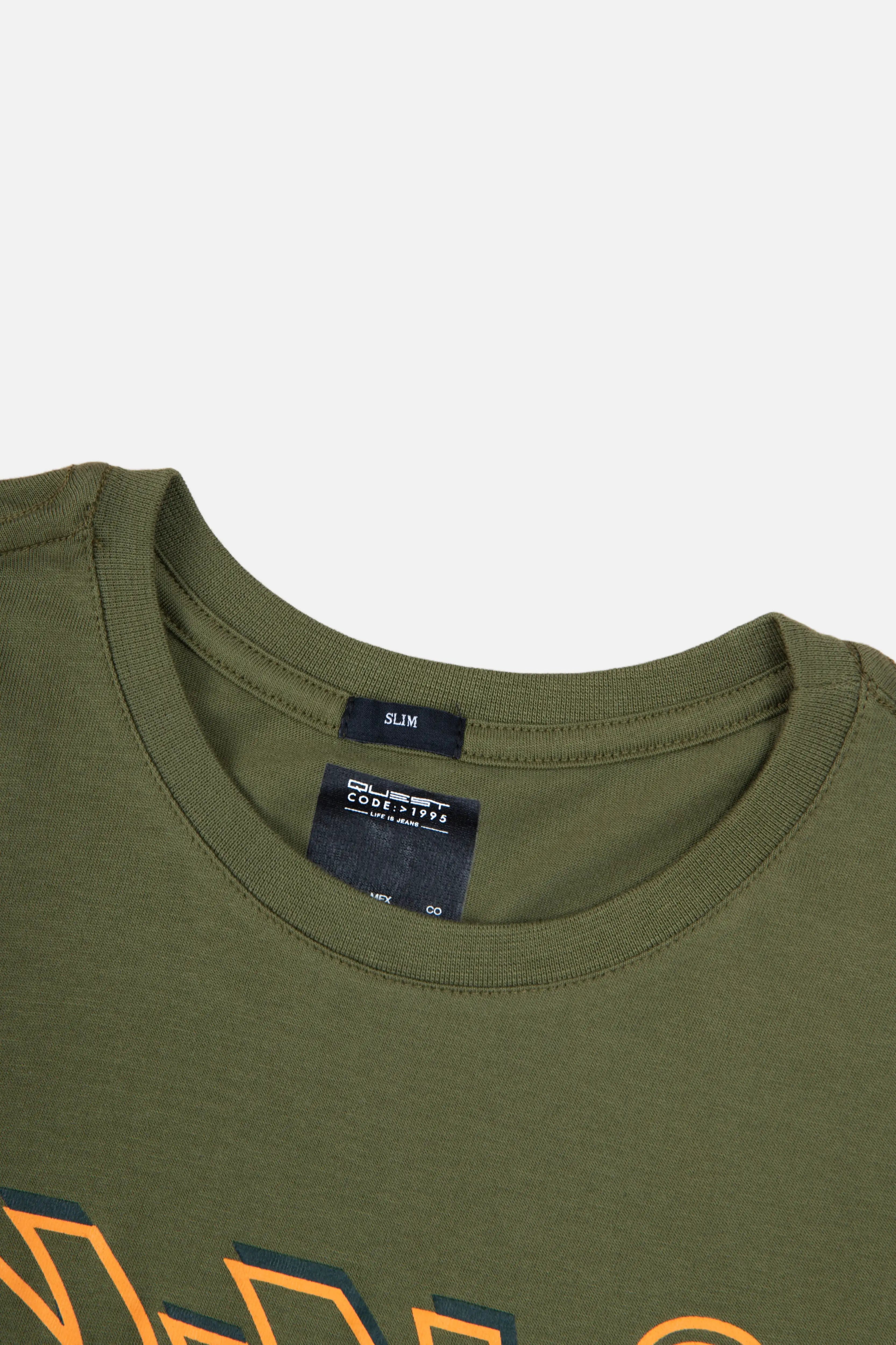 CAMISETA ESPECIAL ESTAMPADO LOCALIZADO COLOR DARK OLIVA