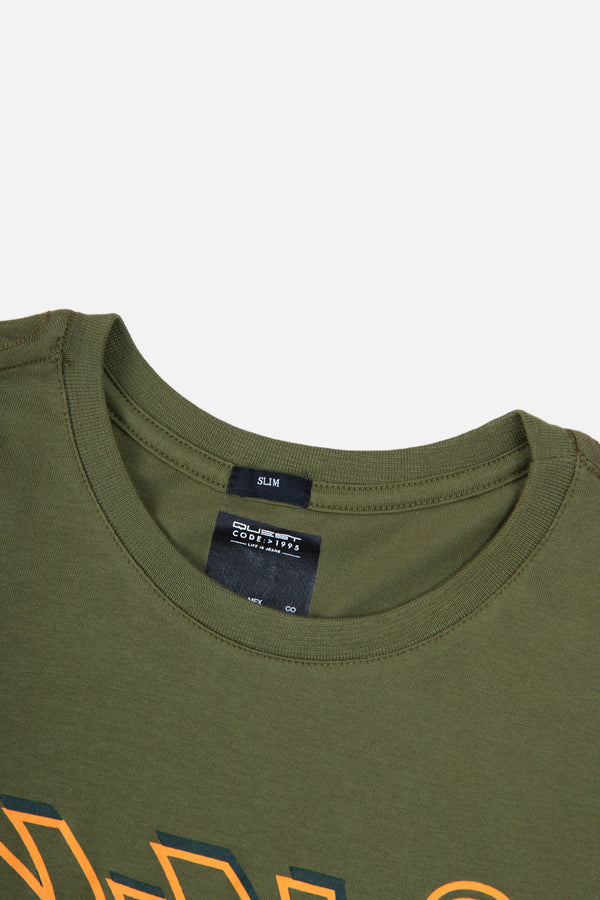 CAMISETA ESPECIAL ESTAMPADO LOCALIZADO COLOR DARK OLIVA