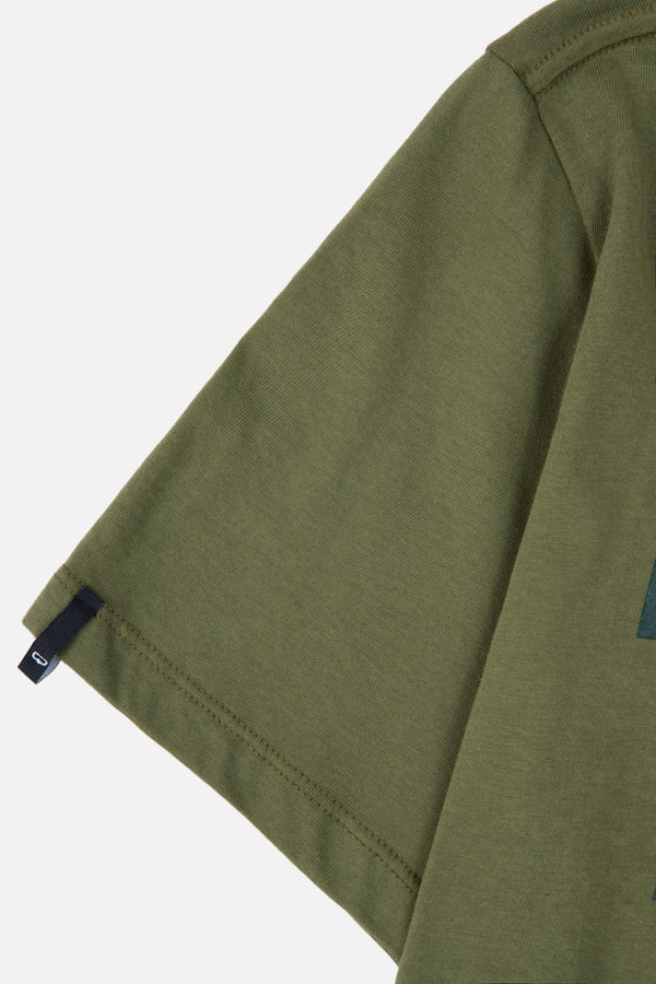 CAMISETA ESPECIAL ESTAMPADO LOCALIZADO COLOR DARK OLIVA