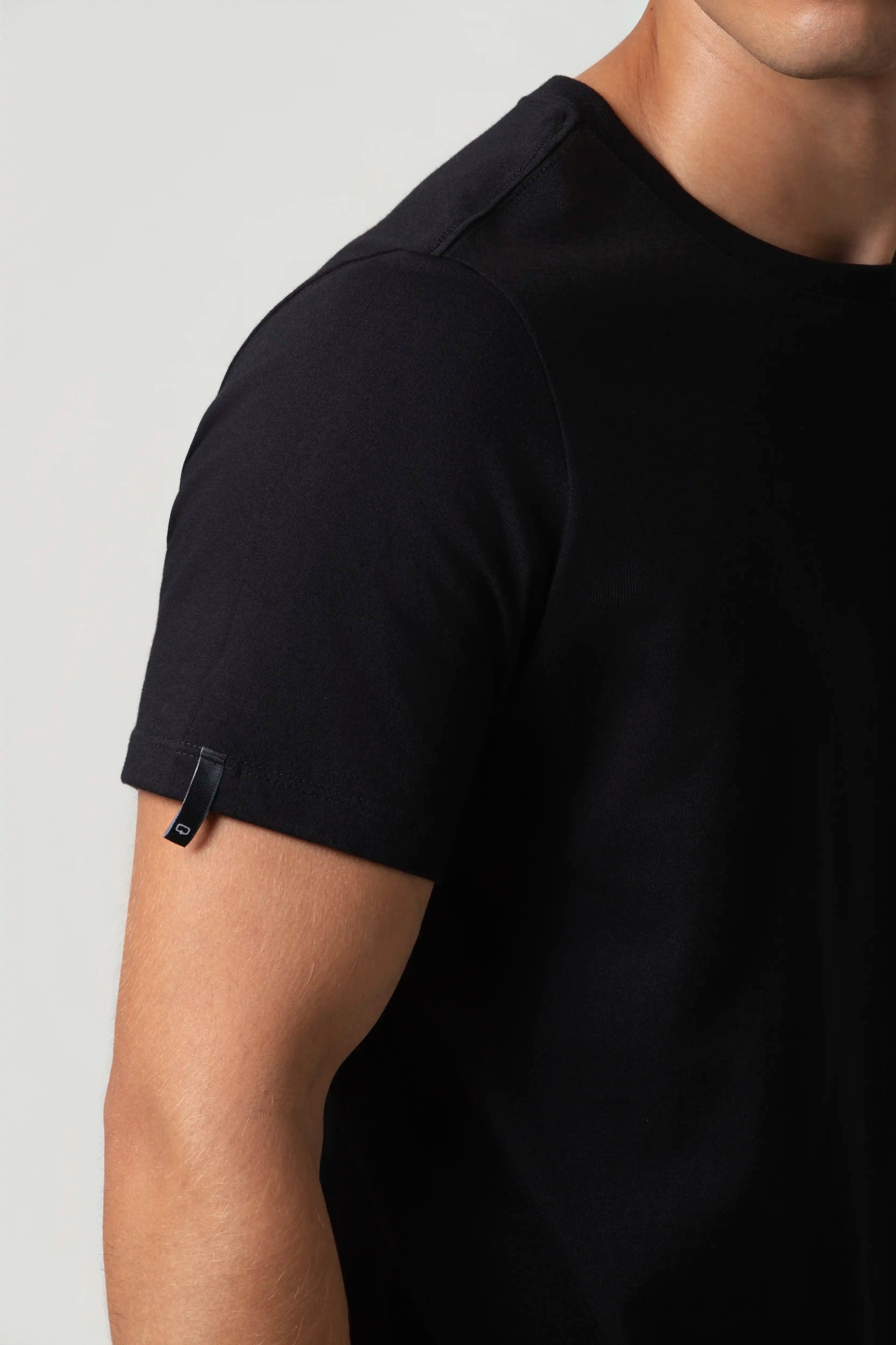 CAMISETA ESPECIAL ESTAMPADO LOCALIZADO COLOR NEGRO