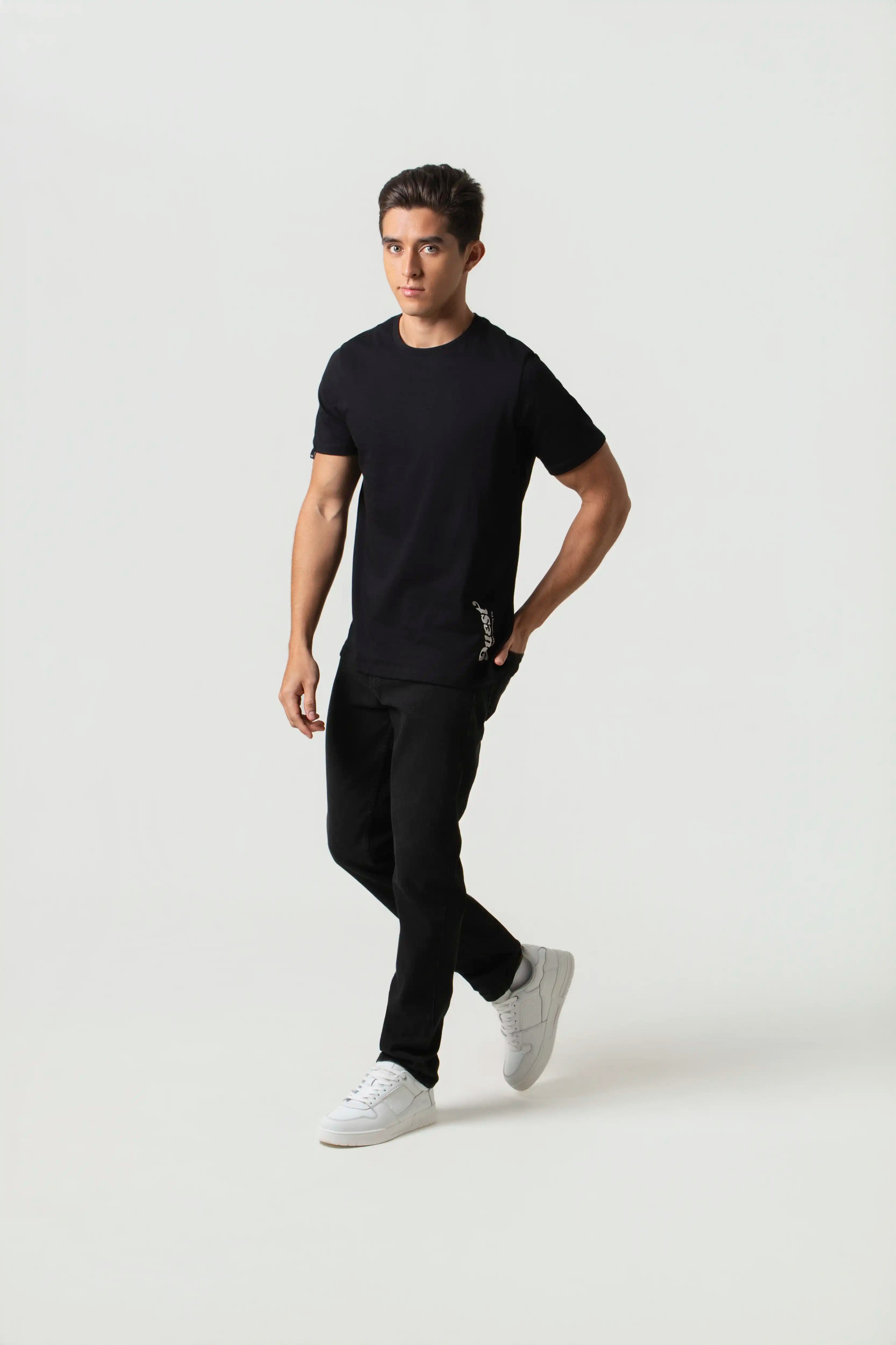 CAMISETA ESPECIAL ESTAMPADO LOCALIZADO COLOR NEGRO