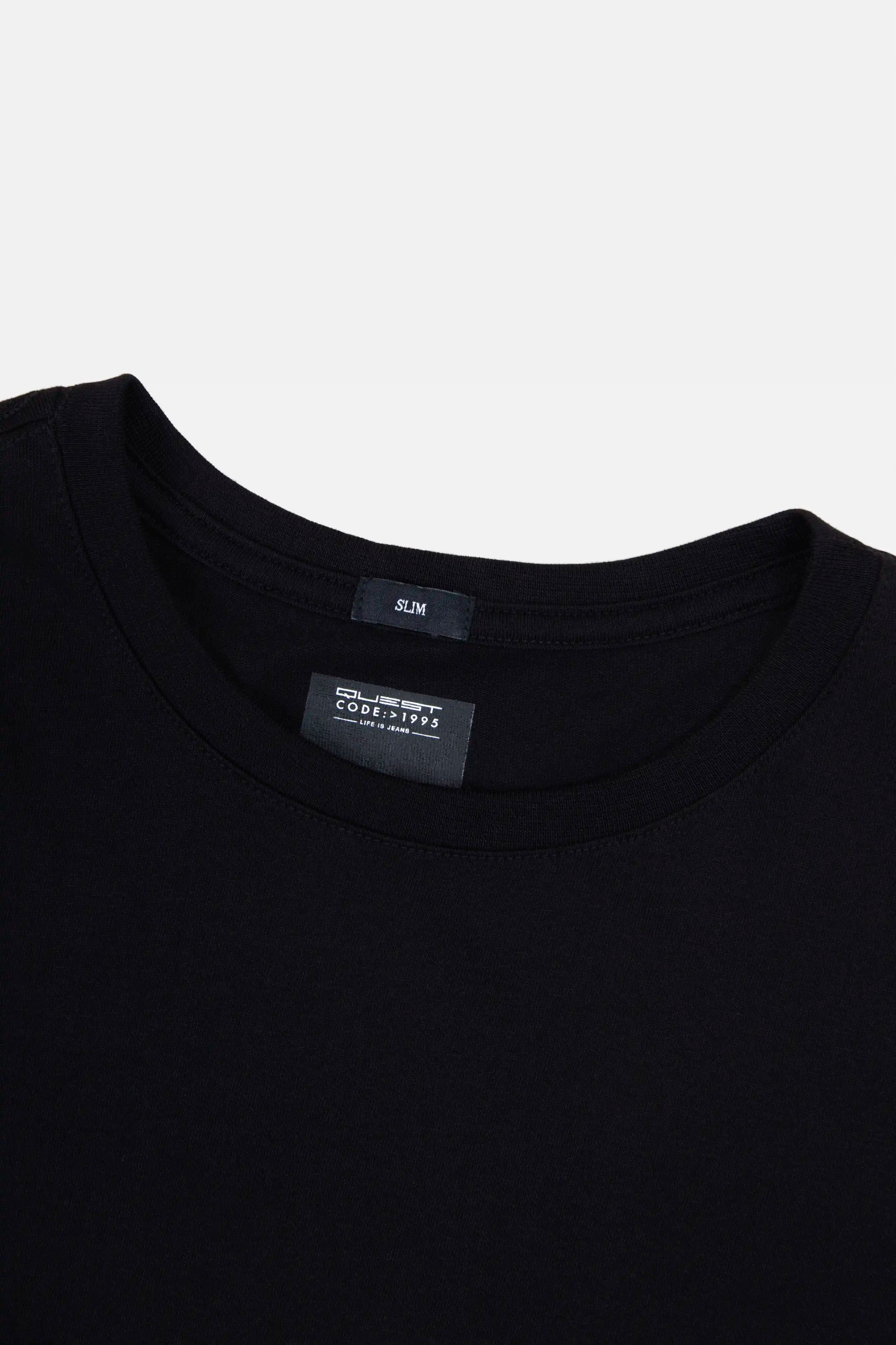 CAMISETA ESPECIAL ESTAMPADO LOCALIZADO COLOR NEGRO