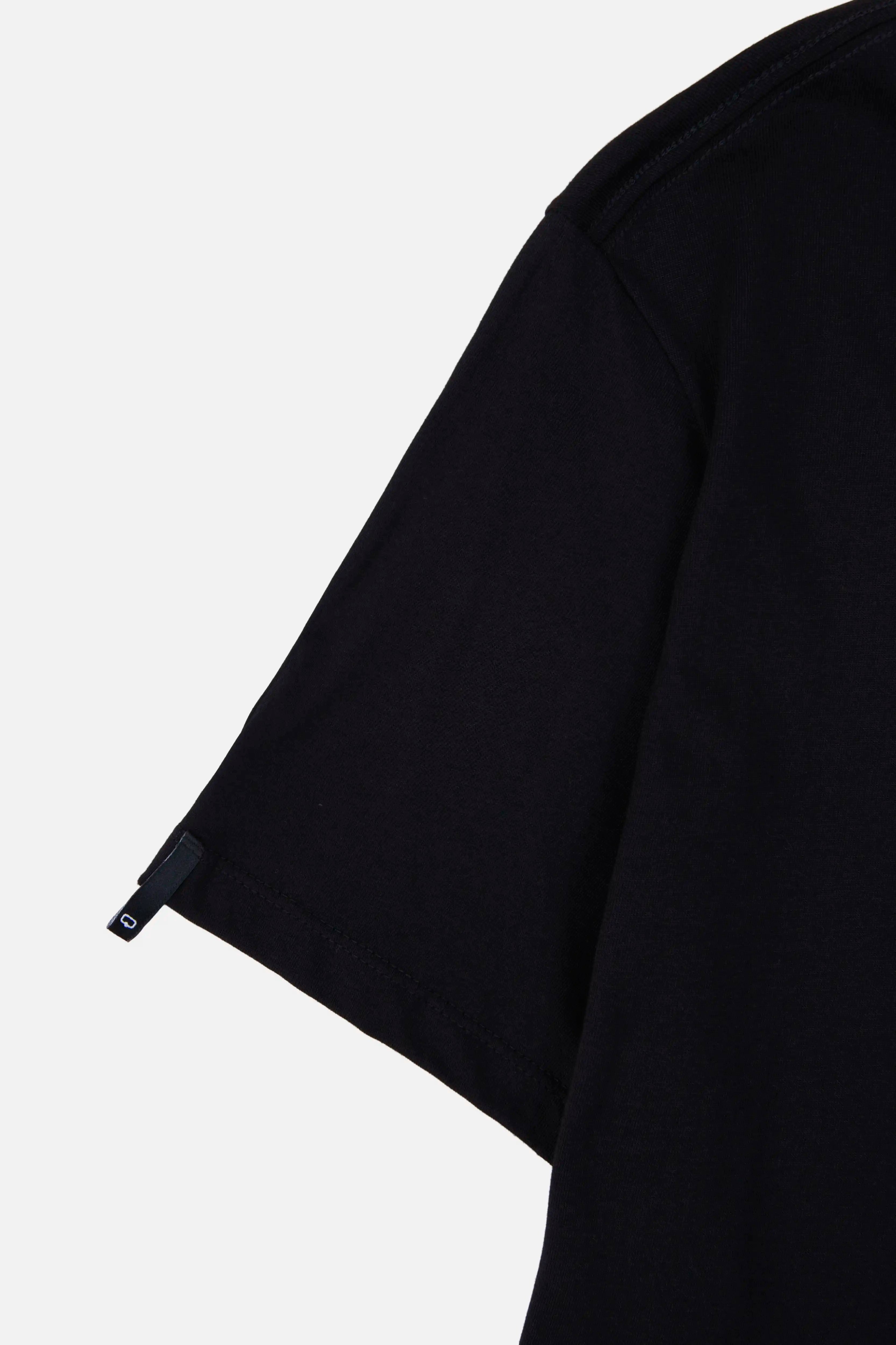 CAMISETA ESPECIAL ESTAMPADO LOCALIZADO COLOR NEGRO