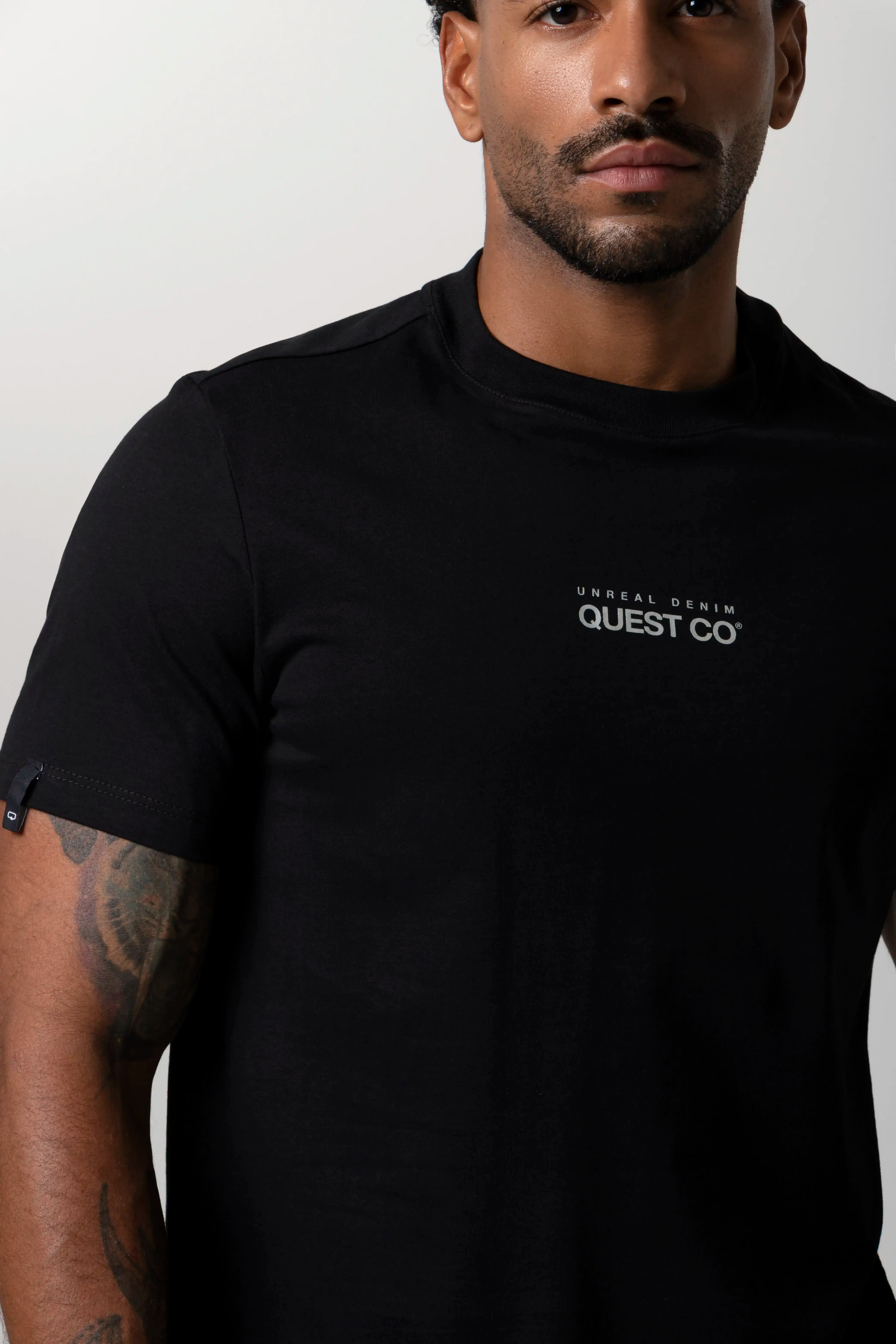 CAMISETA ESPECIAL ESTAMPADO LOCALIZADO COLOR NEGRO