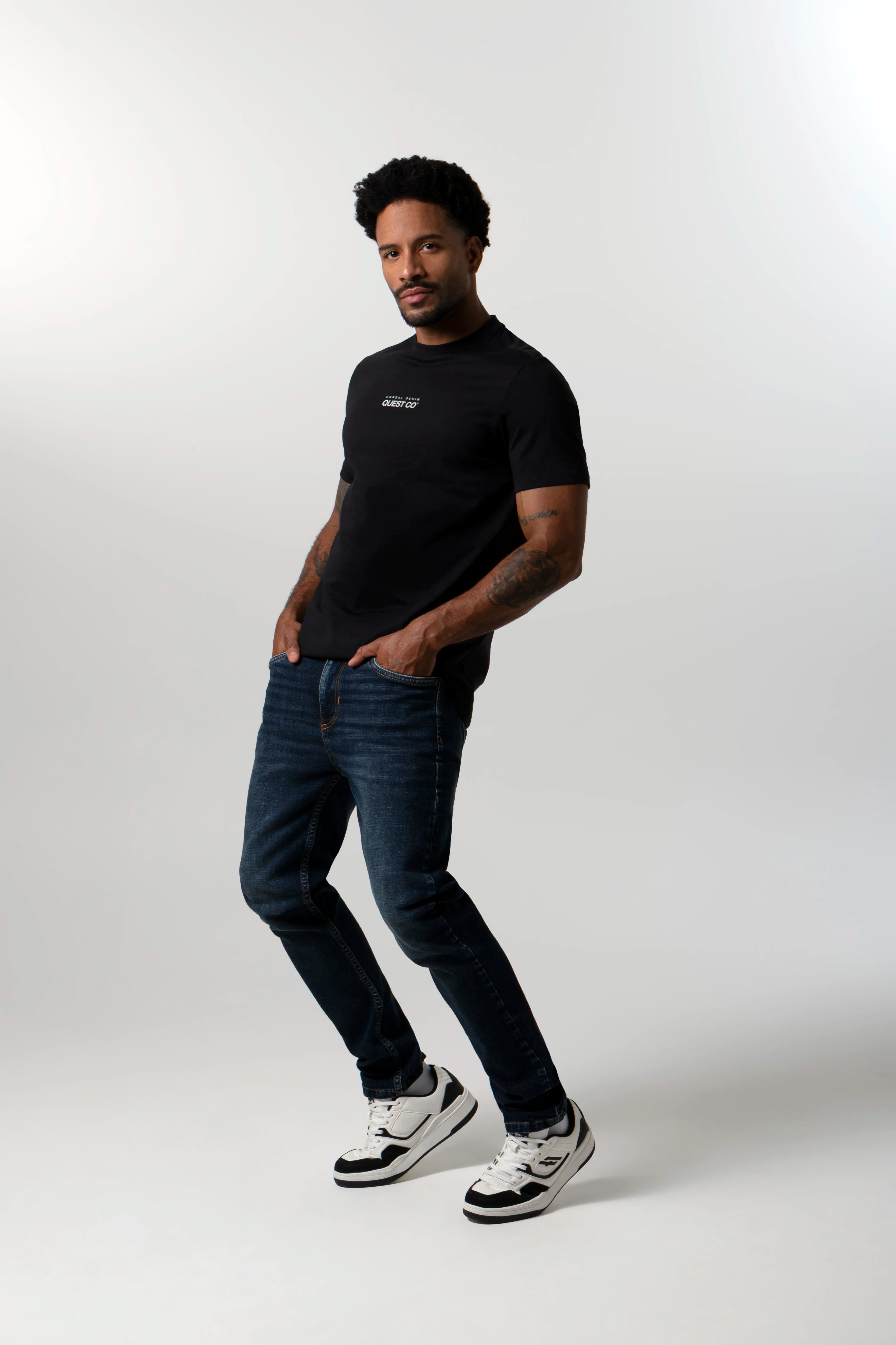 CAMISETA ESPECIAL ESTAMPADO LOCALIZADO COLOR NEGRO