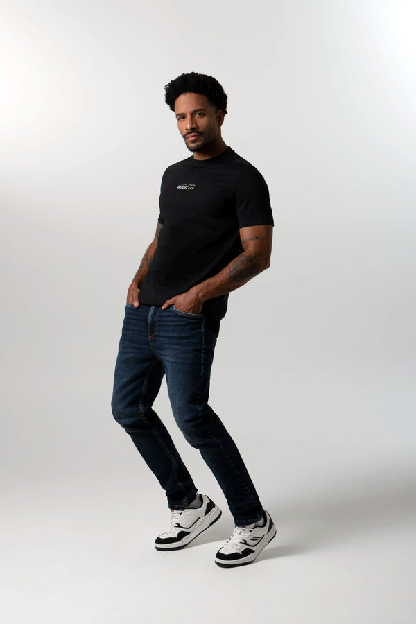 CAMISETA ESPECIAL ESTAMPADO LOCALIZADO COLOR NEGRO