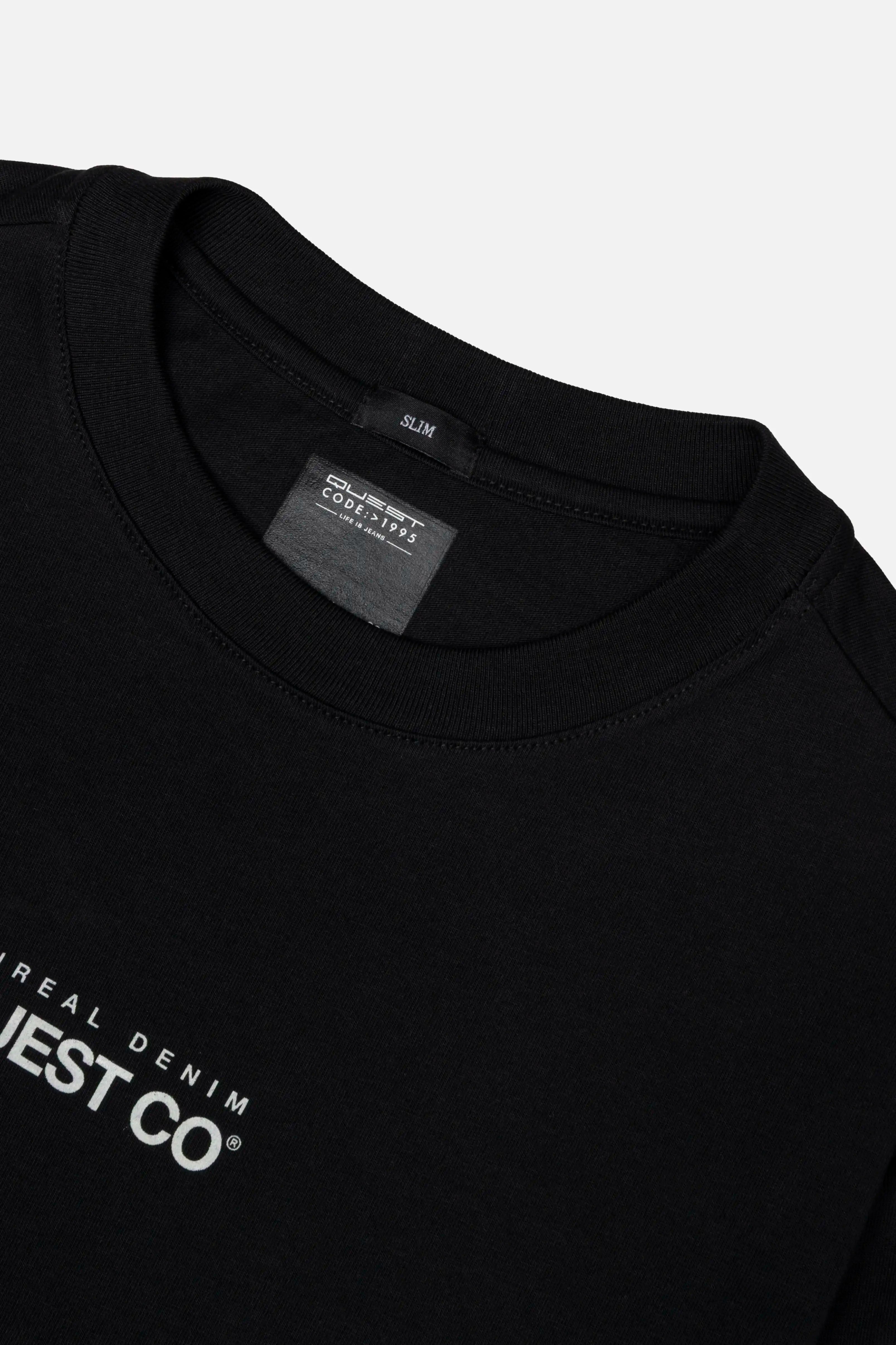 CAMISETA ESPECIAL ESTAMPADO LOCALIZADO COLOR NEGRO