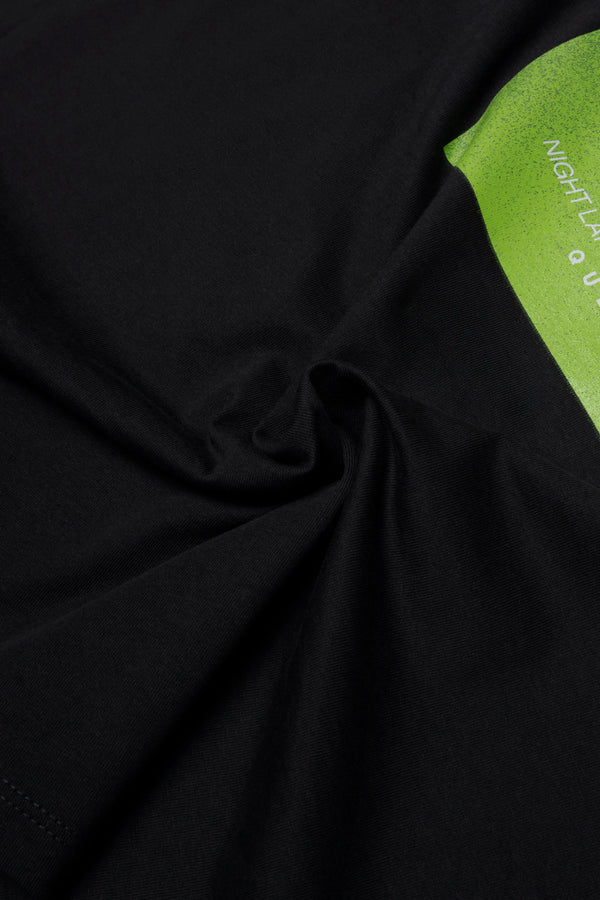 CAMISETA ESPECIAL ESTAMPADO LOCALIZADO COLOR NEGRO