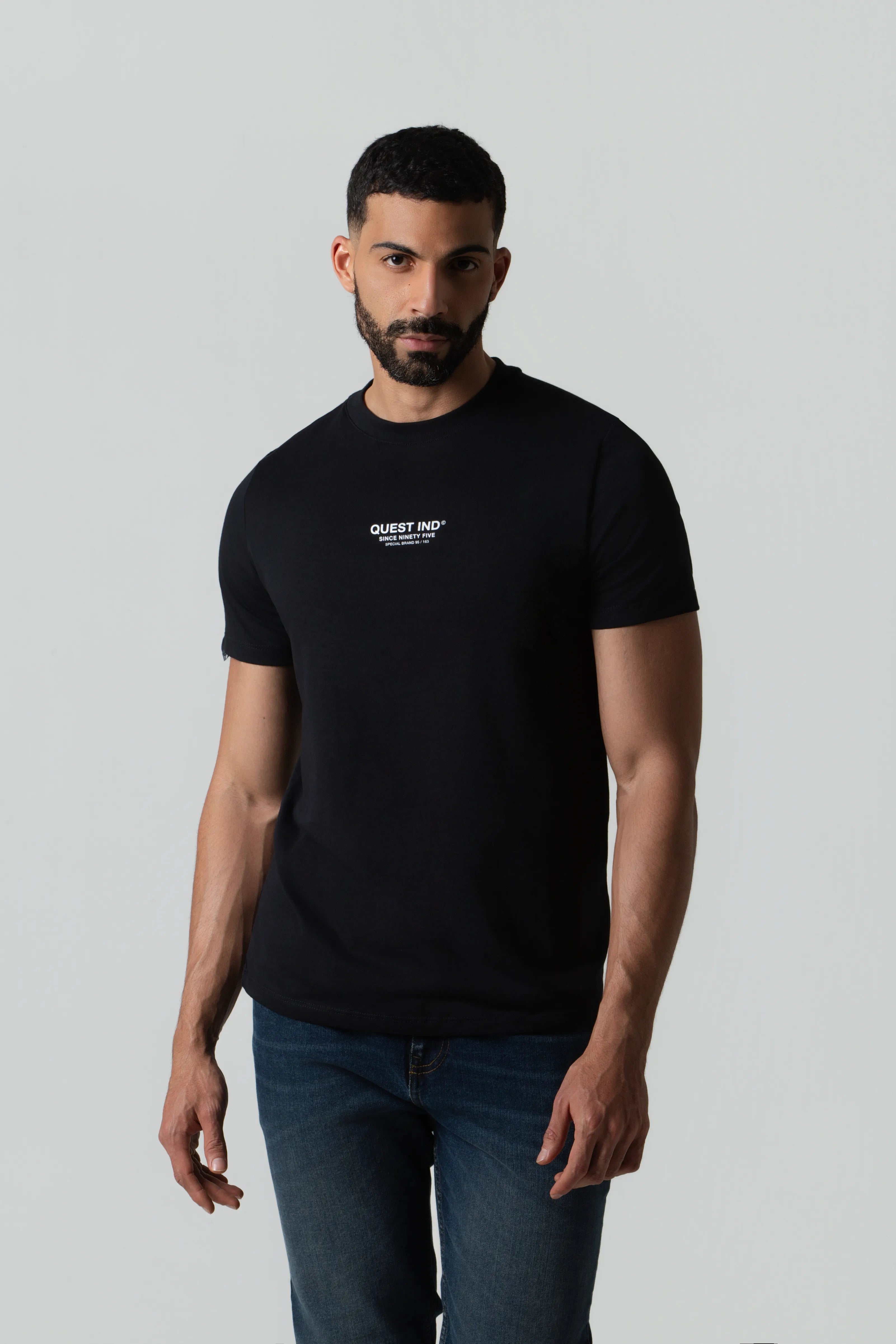 CAMISETA ESPECIAL ESTAMPADO LOCALIZADO COLOR NEGRO