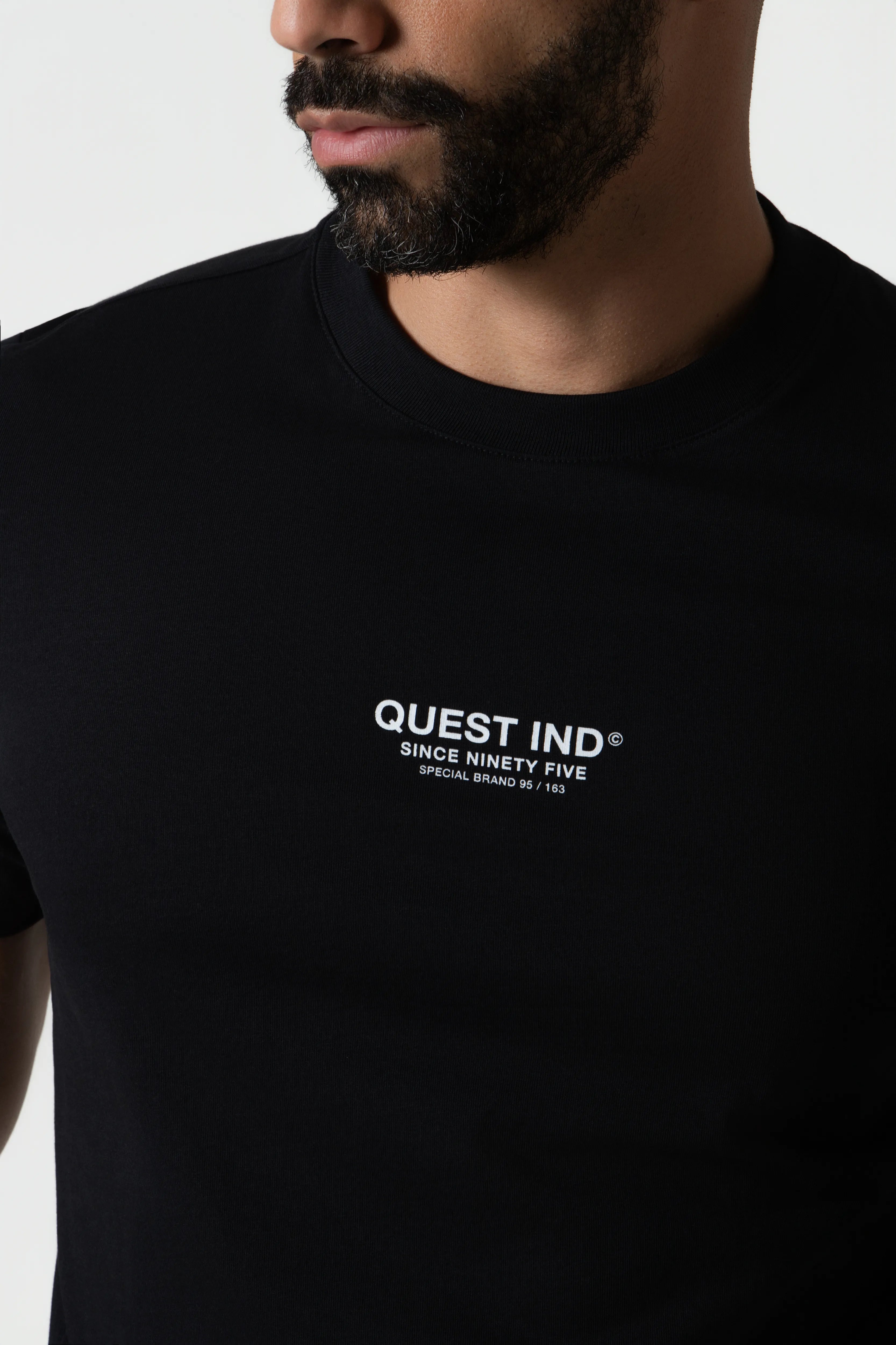 CAMISETA ESPECIAL ESTAMPADO LOCALIZADO COLOR NEGRO