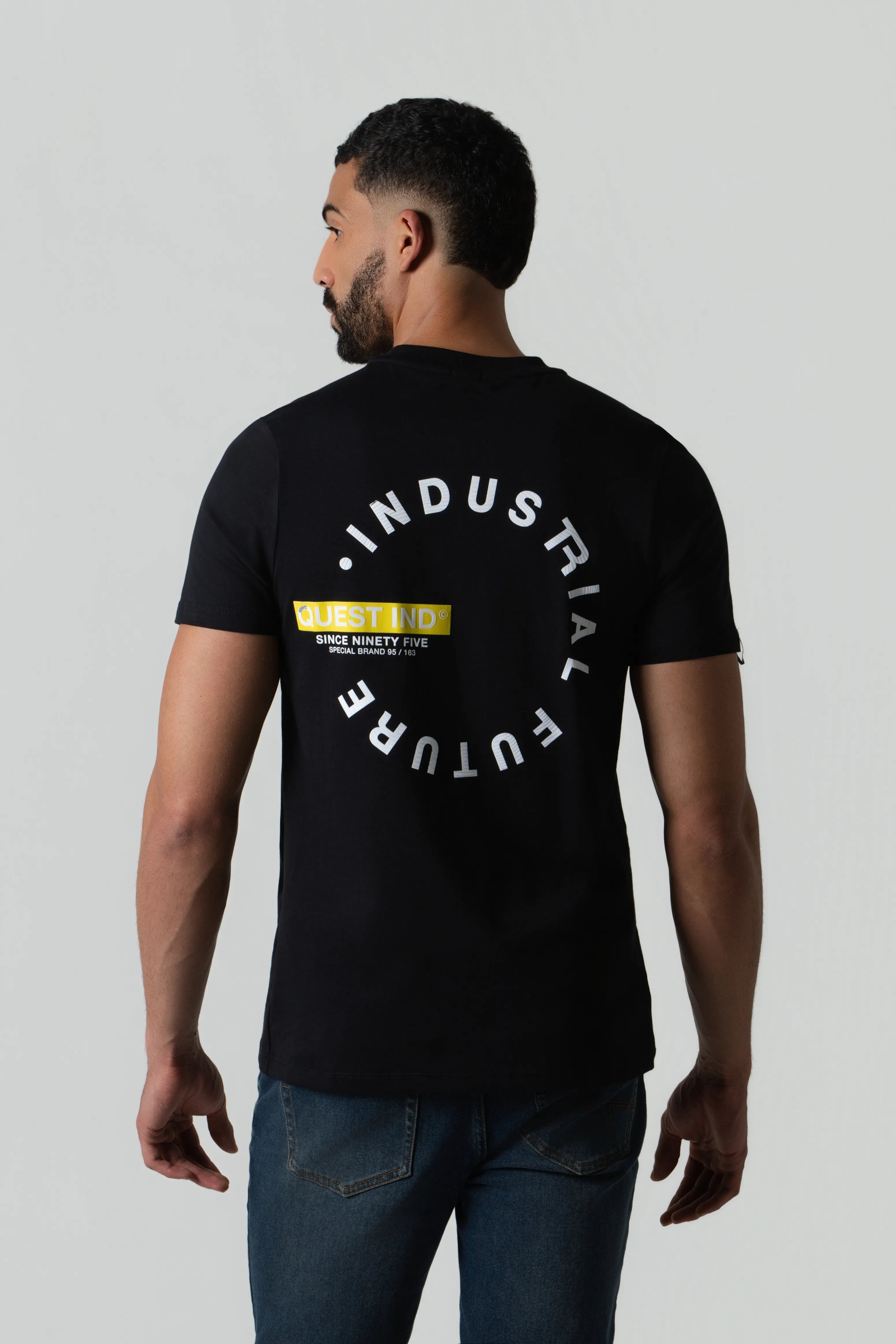 CAMISETA ESPECIAL ESTAMPADO LOCALIZADO COLOR NEGRO