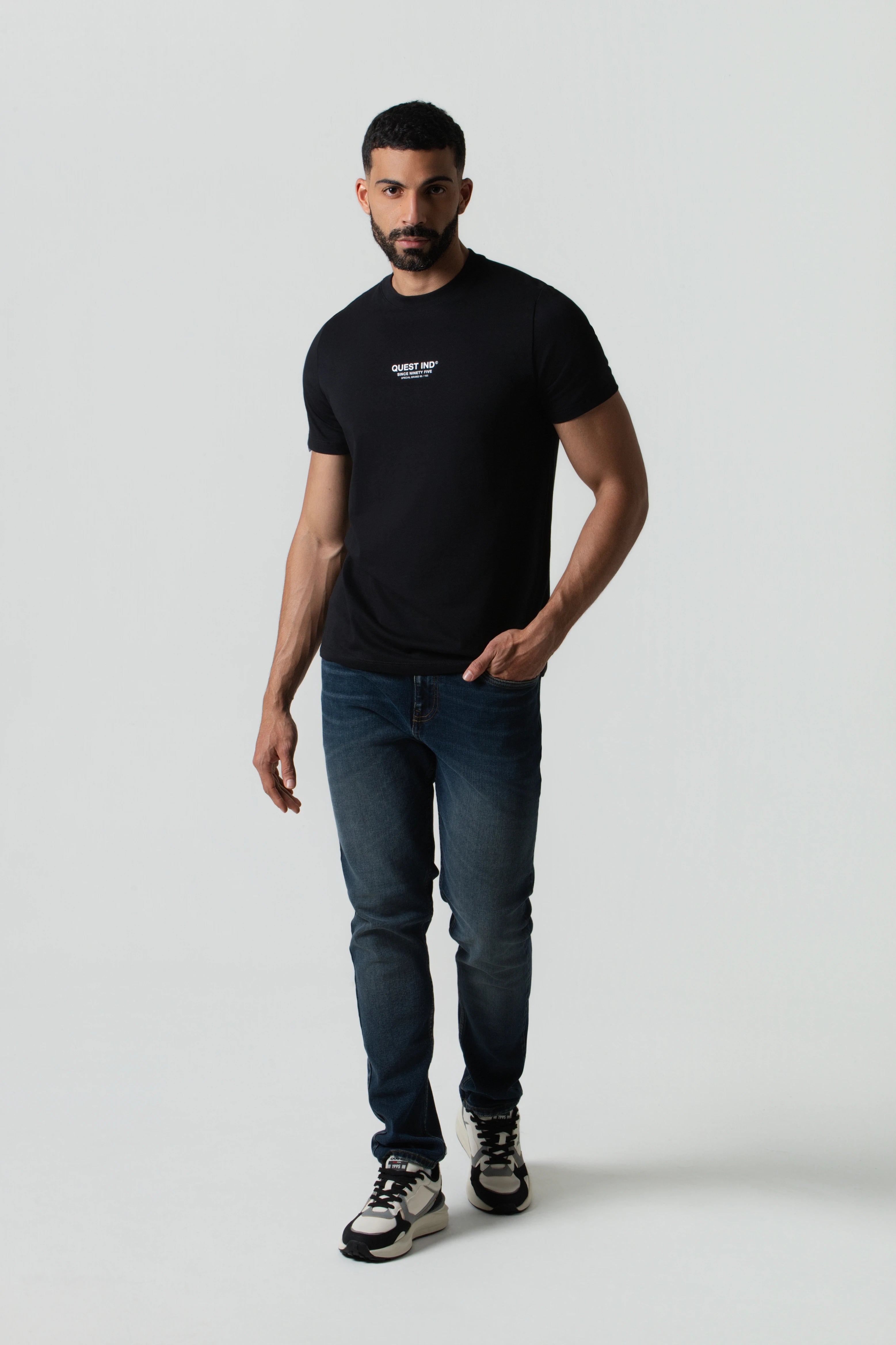 CAMISETA ESPECIAL ESTAMPADO LOCALIZADO COLOR NEGRO