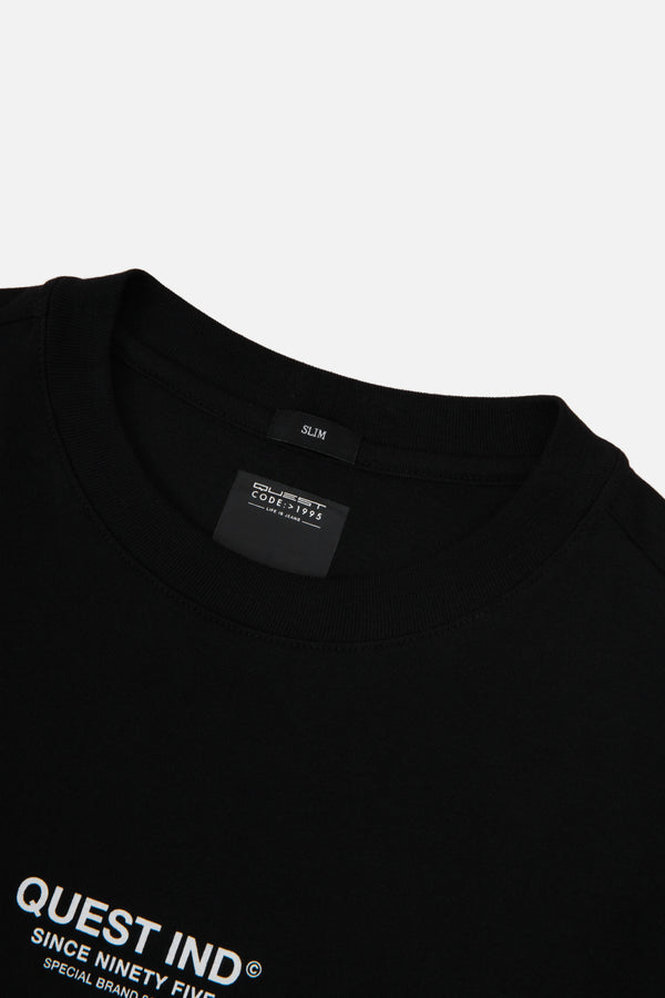 CAMISETA ESPECIAL ESTAMPADO LOCALIZADO COLOR NEGRO