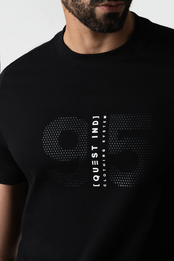 CAMISETA ESPECIAL ESTAMPADO LOCALIZADO COLOR NEGRO – Quest Colombia