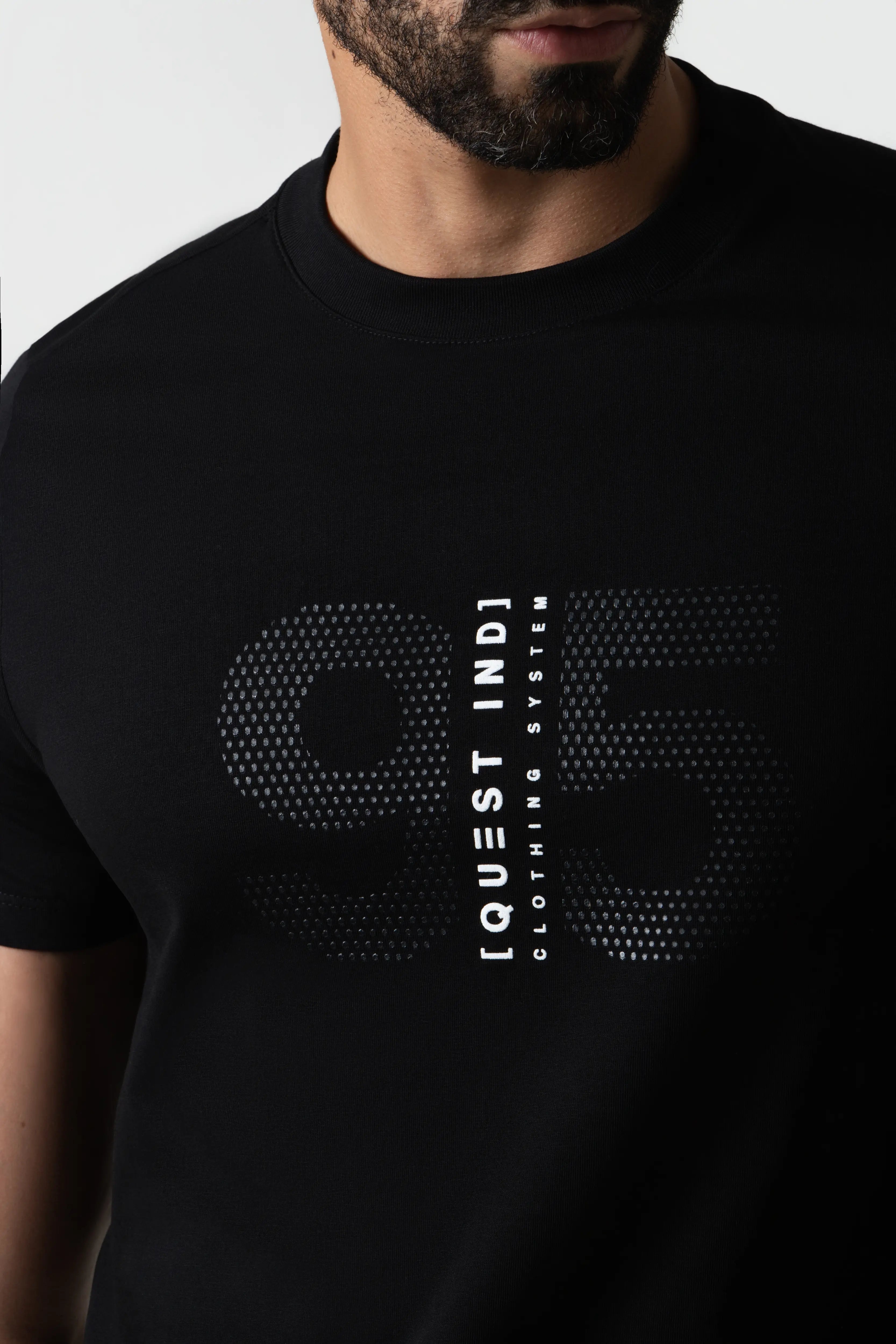 CAMISETA ESPECIAL ESTAMPADO LOCALIZADO COLOR NEGRO