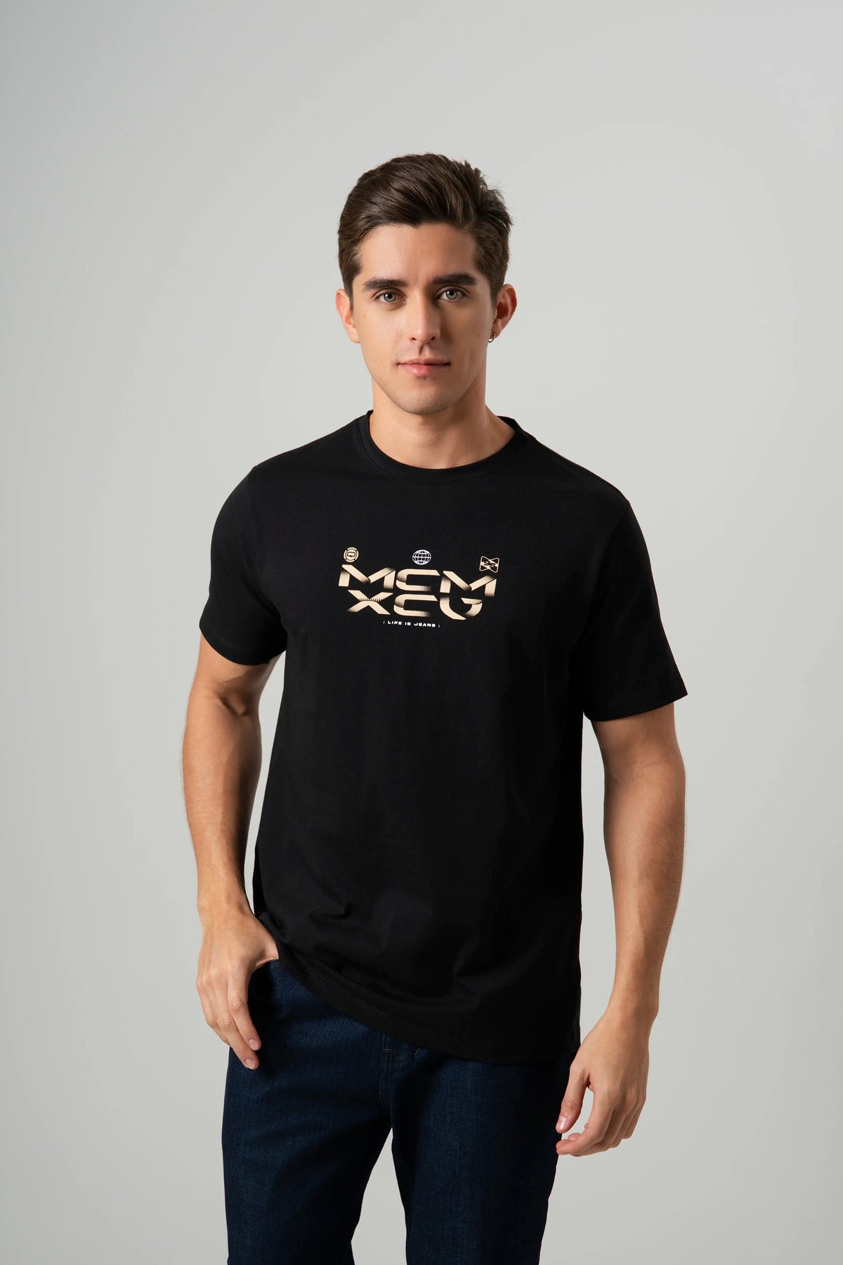 CAMISETA ESPECIAL ESTAMPADO LOCALIZADO COLOR NEGRO