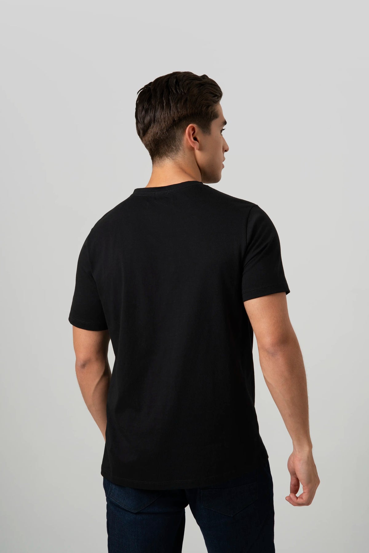 CAMISETA ESPECIAL ESTAMPADO LOCALIZADO COLOR NEGRO