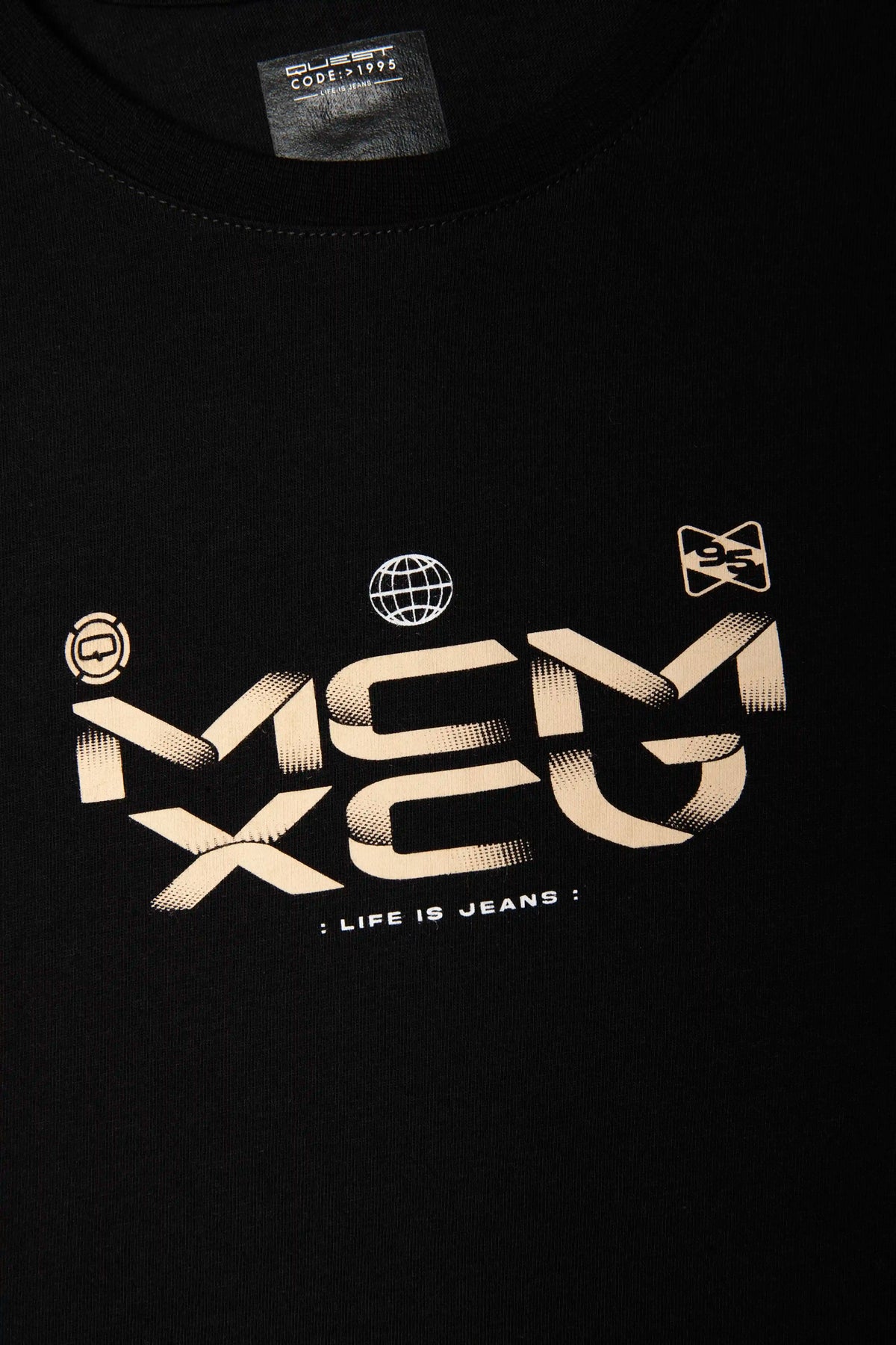 CAMISETA ESPECIAL ESTAMPADO LOCALIZADO COLOR NEGRO